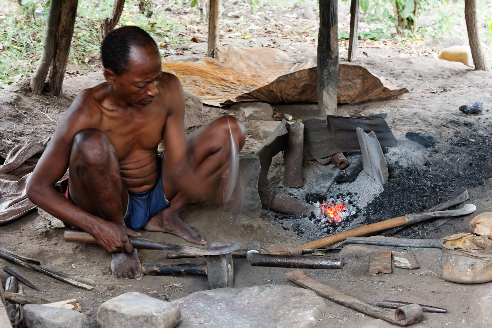 Village Ari, ce forgeron utilise bien peu d'outils pour réussir à façonner le fer.