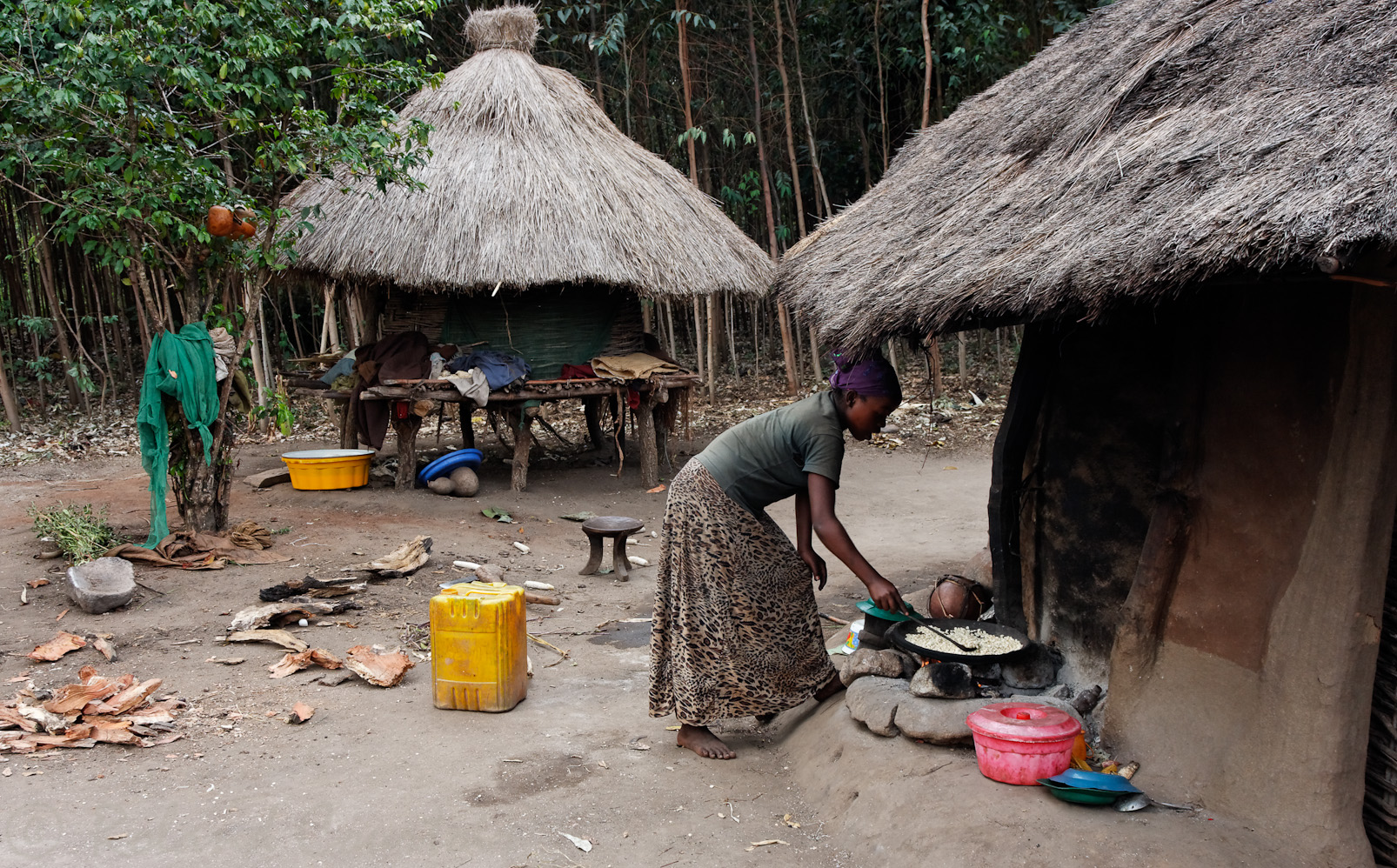 Village Ari, préparation du repas avec l'indispensable bidon jaune contenant l'eau.
