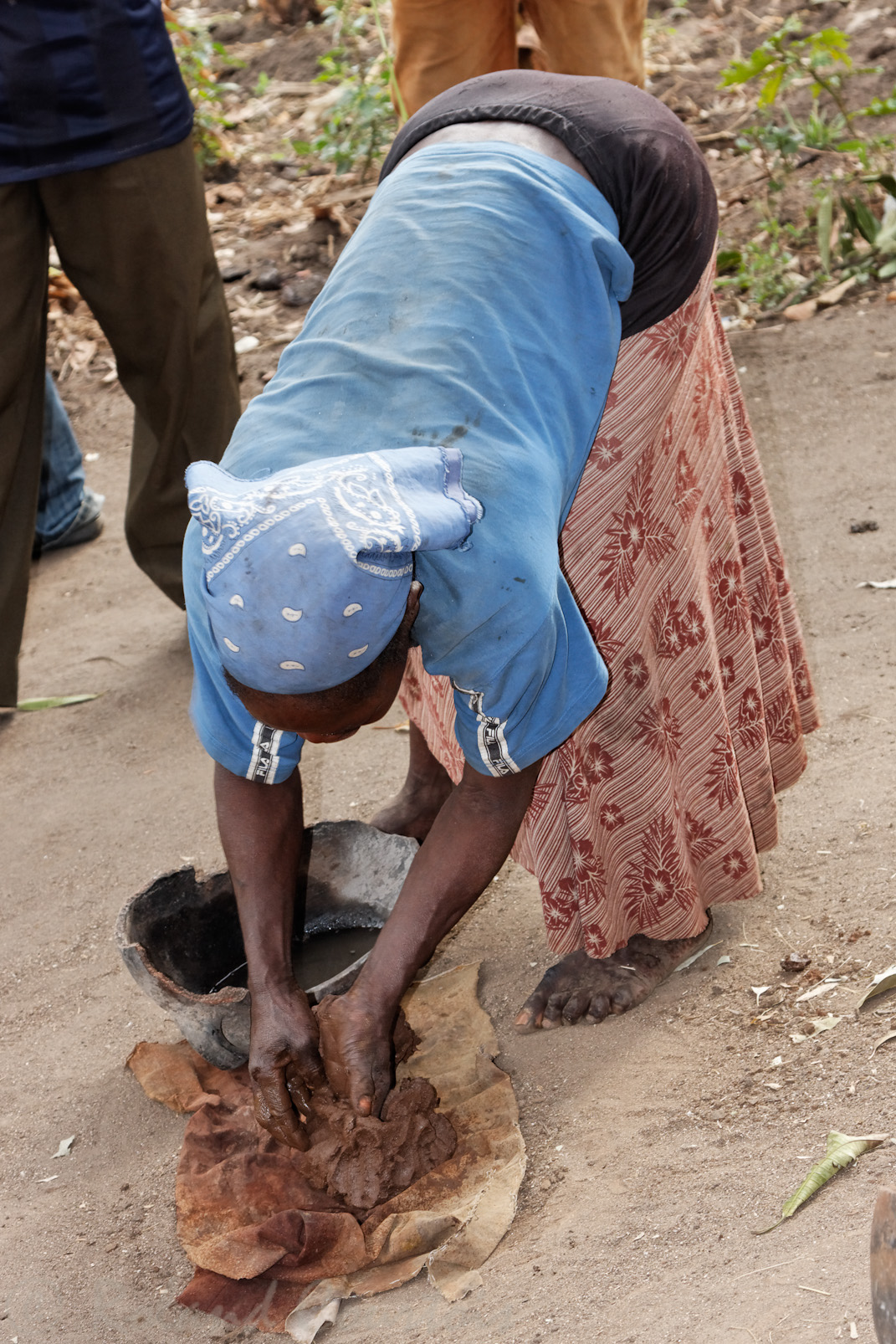 Village Ari, femme confectionnant une théière en terre cuite.