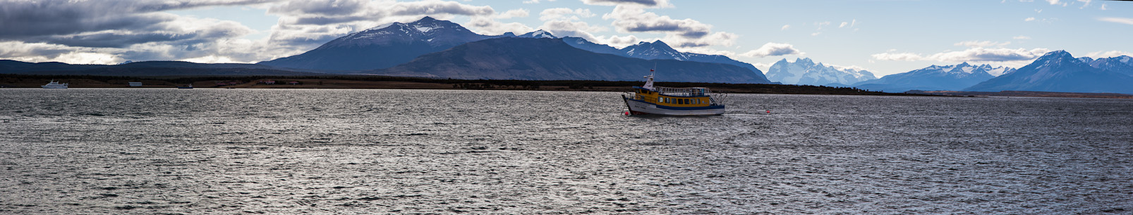 Fjord Ultimo Esperanza en face de Puerto Natales. A l'horizon "los Torres del Paine".