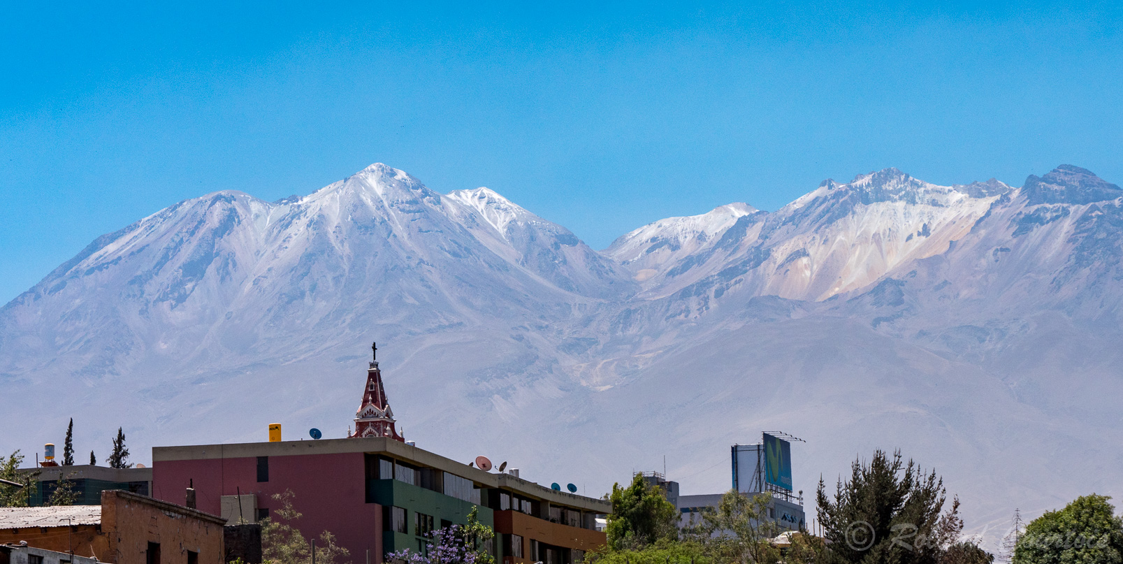 A 2.360 m d'altitude, Arequipa est proche de plusieurs volcans.