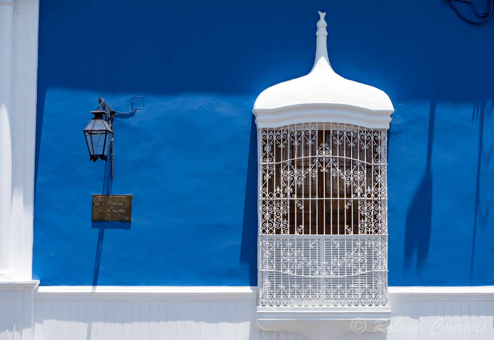 Trujillo : Casa Urquiaga avec ses murs bleu roi et ses fenêtres aux grilles blanches.