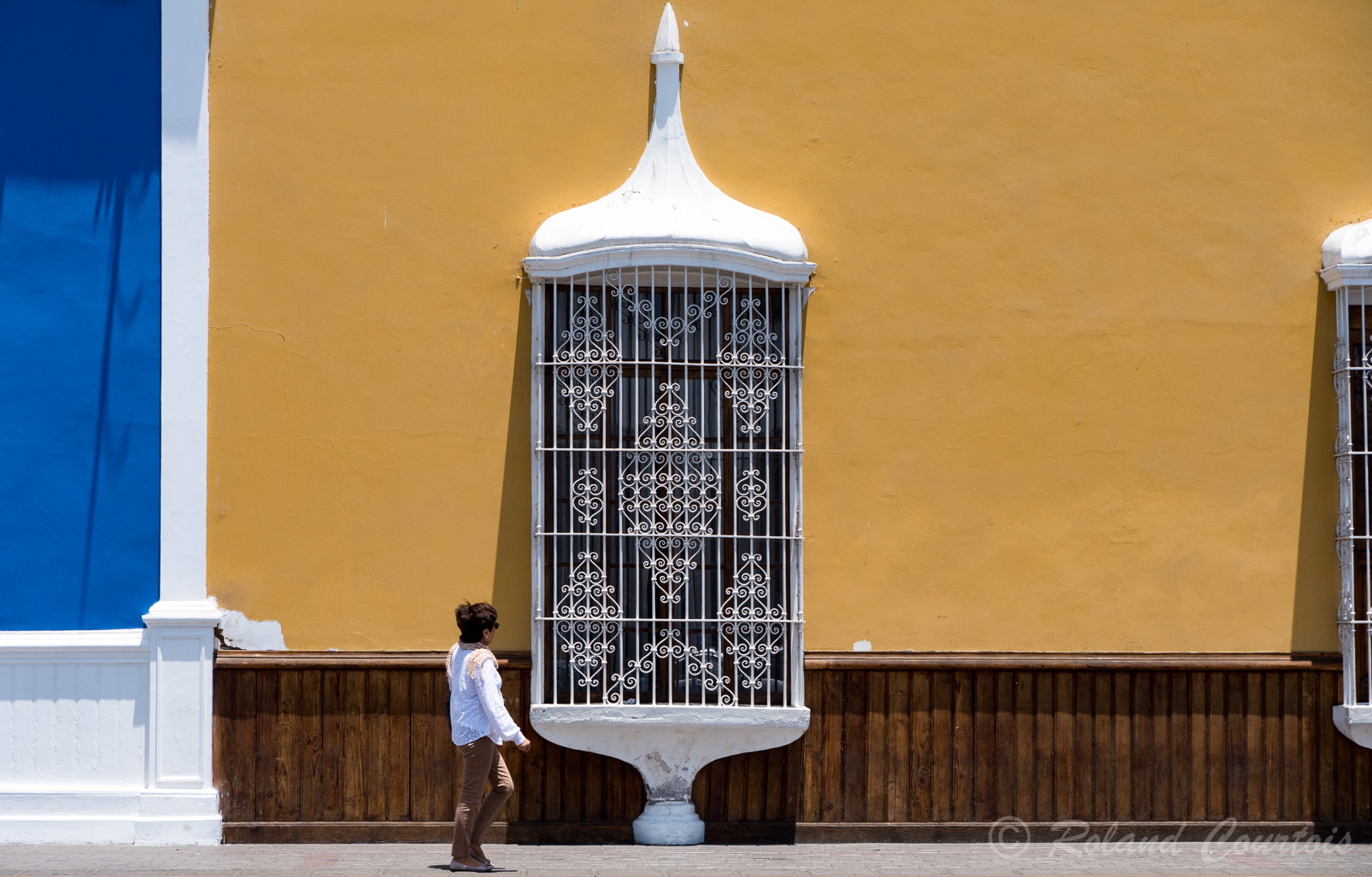 Fenêtres aux grilles blanches du style colonial  sur la Place d'armes de Trujillo.