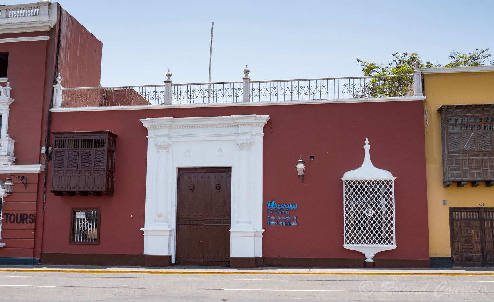 Belle facade coloniale sur la Place d'armes de Trujillo.