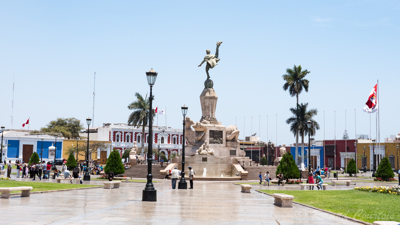 Place d'armes de Trujillo. Au centre de la place, on peut admirer le monument de la Liberté, étrange statue baroque de marbre.