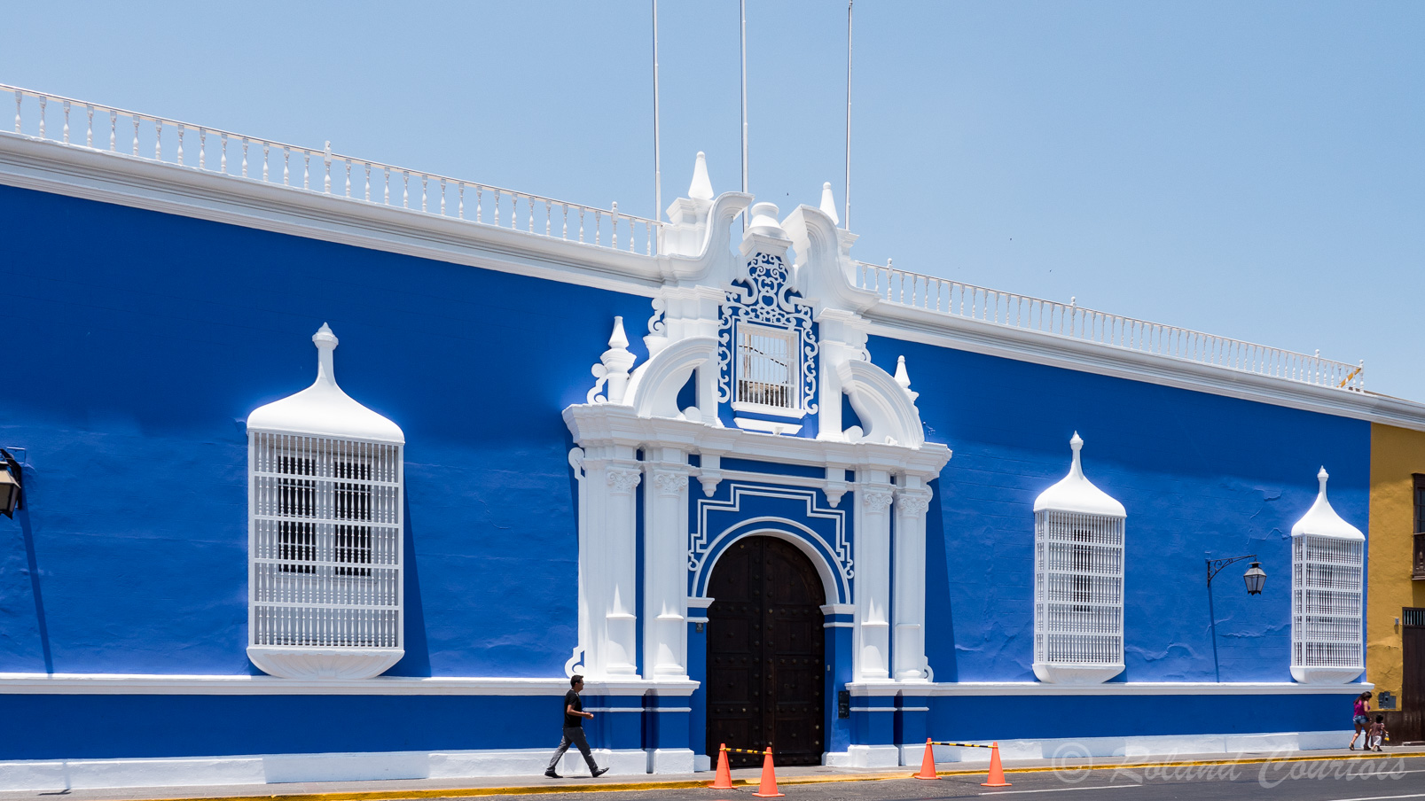 Trujillo : Casa Urquiaga avec ses murs bleu roi et ses fenêtres aux grilles blanches.