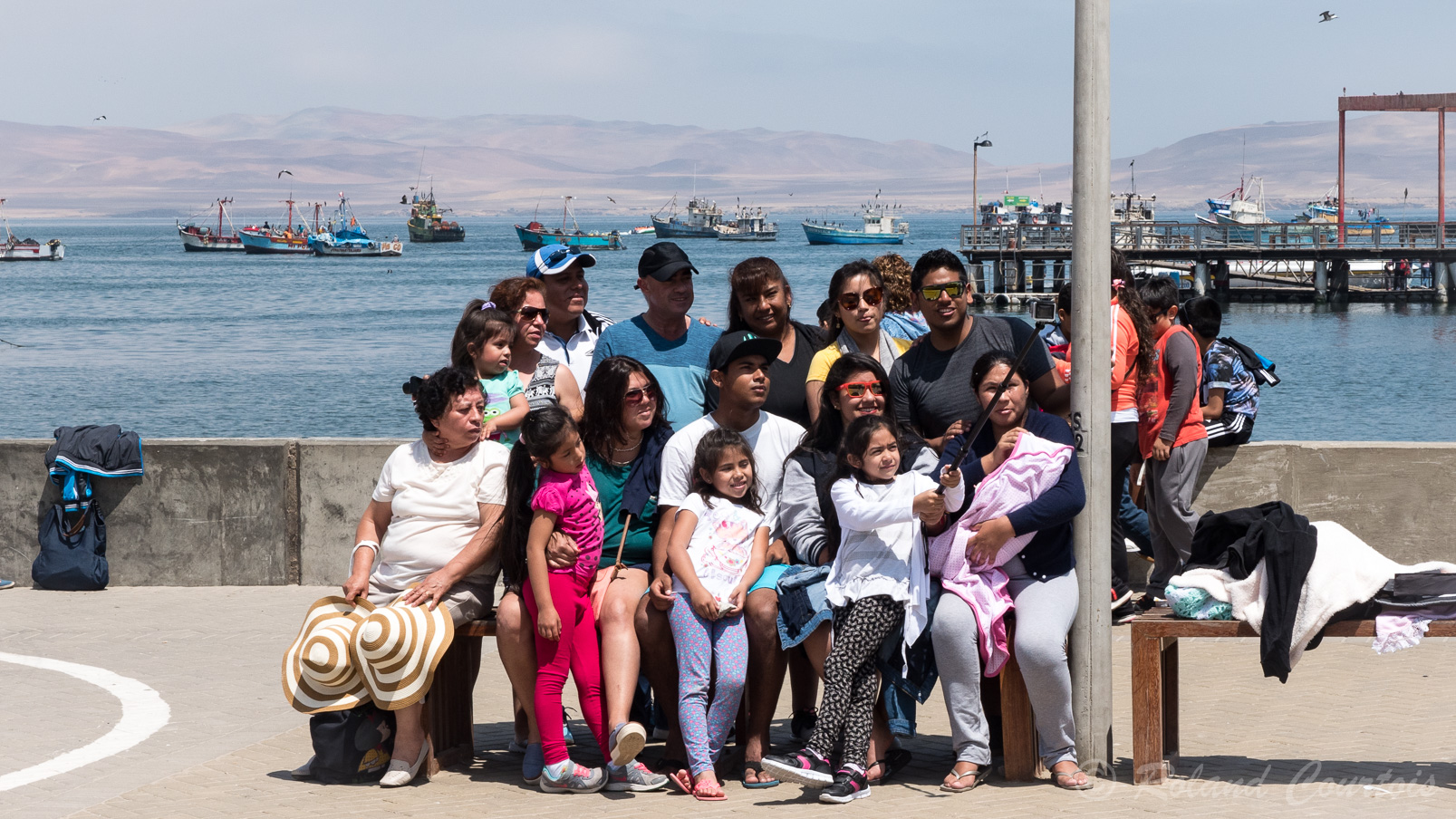 Port de Paracas:  Photo souvenir pour cette famille péruvienne en vacances.