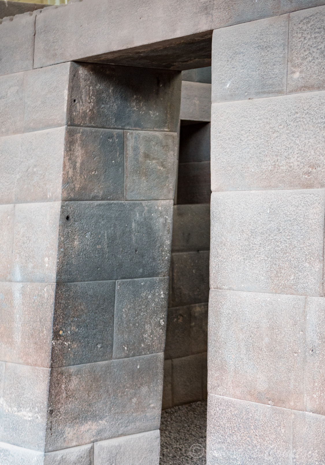 Le " Koricancha" (domaine de l'or) le temple du soleil, sanctuaire majeur autour duquel s'organisait l'ensemble de l'empire et de sa religion. 
Il fut le plus vaste et le plus richement orné de son époque : ses grands murs de pierre, en appareillage inca, mesuraient 140 m de long sur 135 m de large. 
À l'arrivée des Espagnols, il fut rasé et pillé de fond en comble. Les plaques d'or couvrant les murs furent arrachées et les momies des anciens Incas profanées. Il ne resta debout que les fondations qui, peu après, servirent d'assise à la construction de l'église et du couvent Santo Domingo.