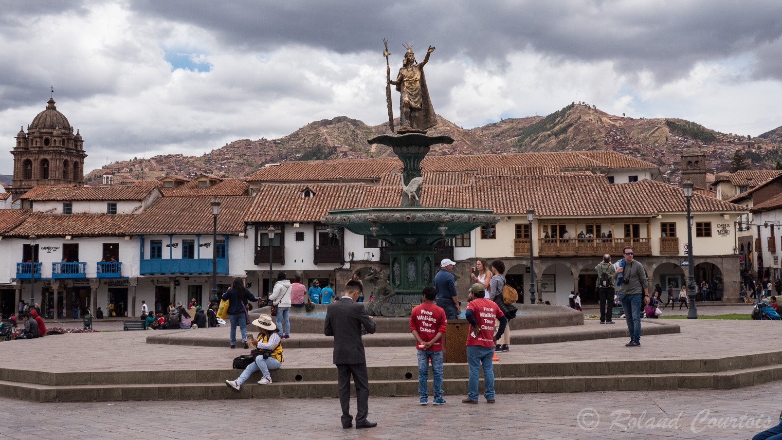 Cuzco: la place d'Armes, lieu où selon la légende, s'enfonça le bâton d'or de l'inca Manco Capac, lui indiquant l'endroit où fonder sa ville,