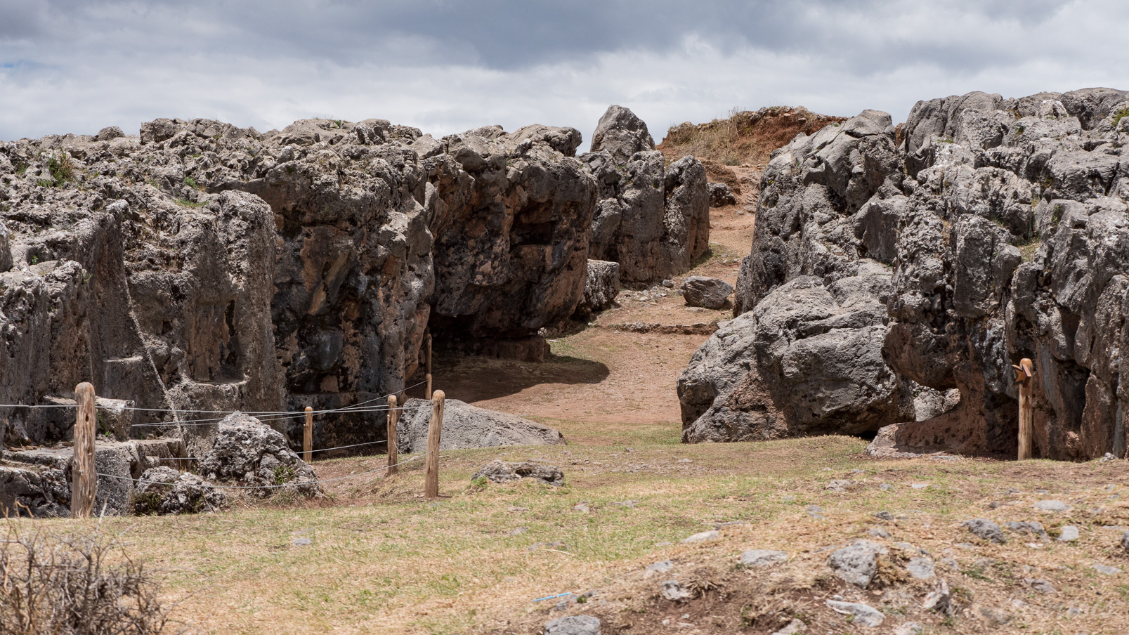 Le sanctuaire de Kenko comprend des grottes renfermant des autels, sans doute réservés aux sacrifices