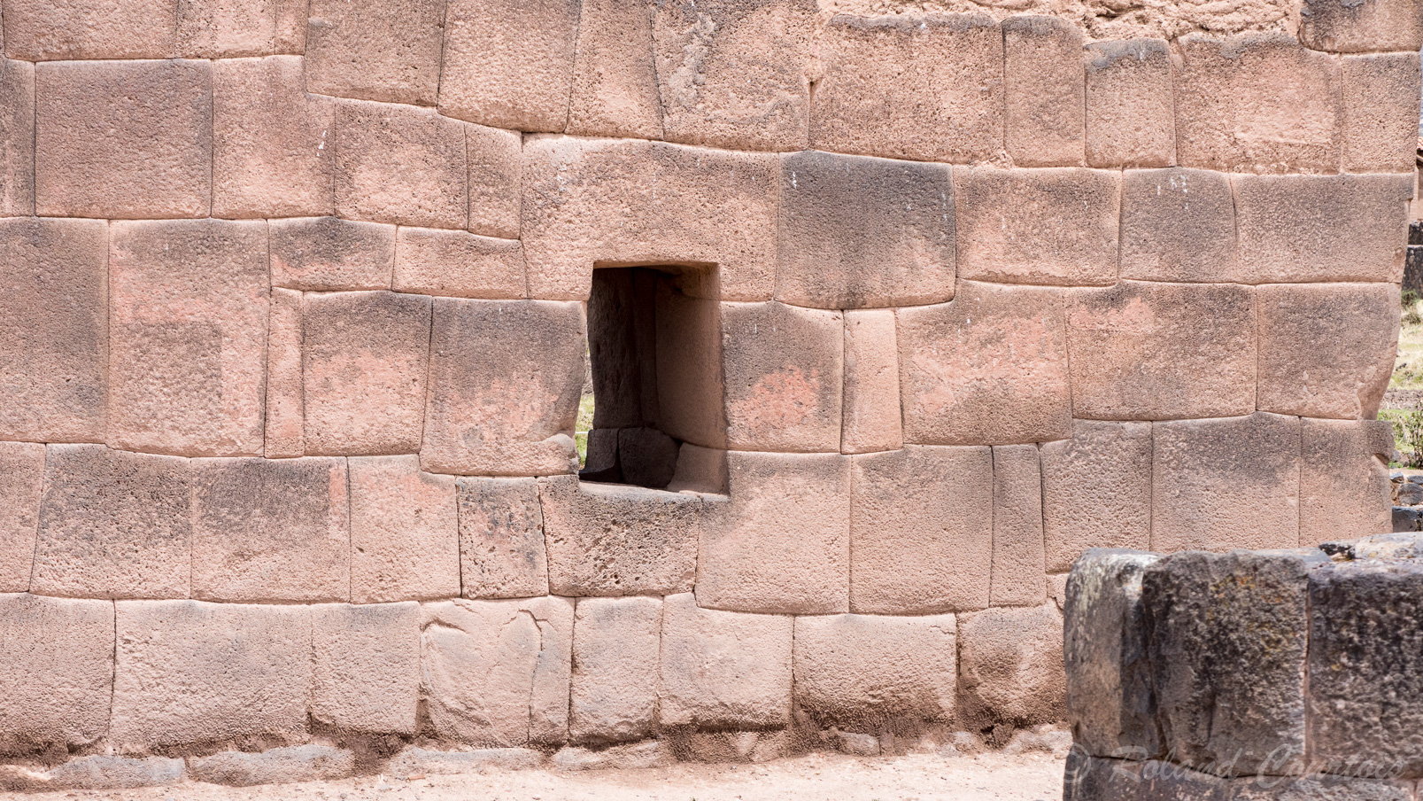 Site archéologique inca de Raqchi. Le temple de Wiracocha, est une construction grandiose , typique de l'architecture inca. Le mur central  atteint une hauteur de 12 mètres.
