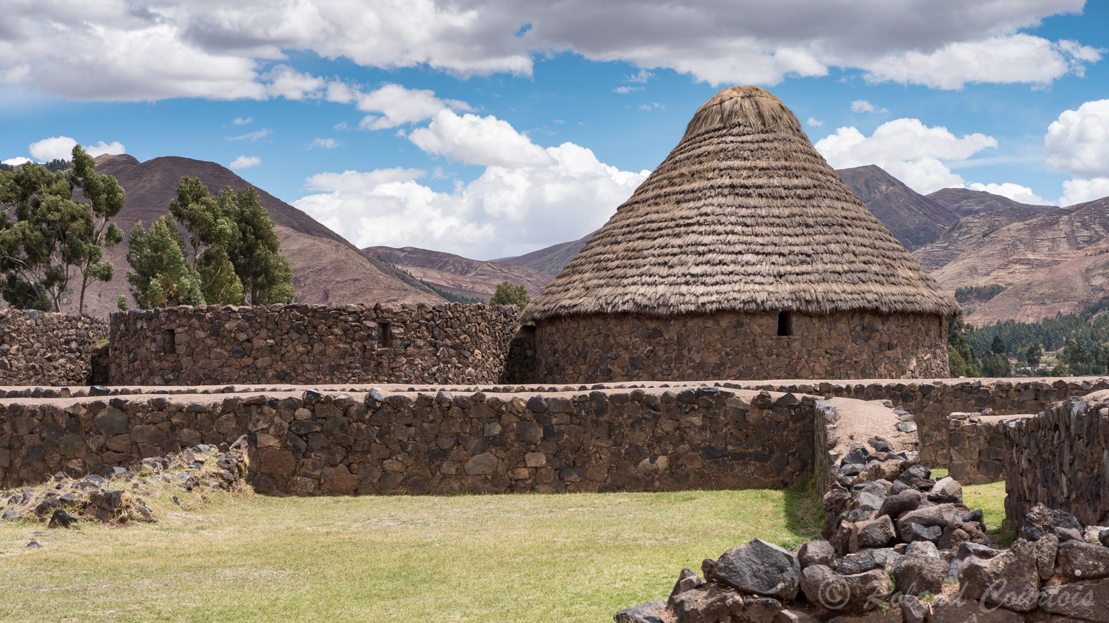 Site archéologique inca de Raqchi. Un ensemble de constructions circulaires servaient de greniers ou d'entrepots.