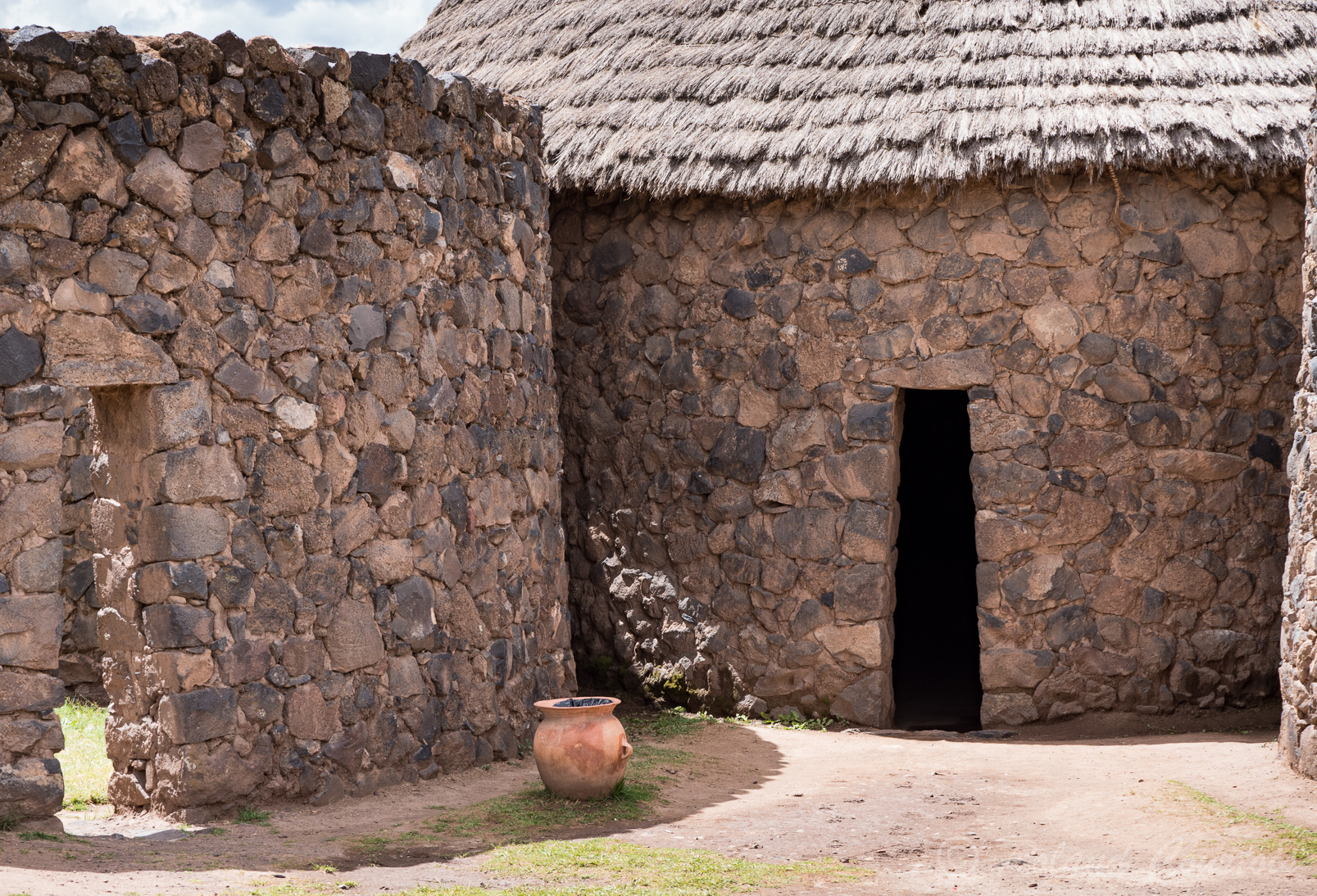 Site archéologique inca de Raqchi. Un ensemble de constructions circulaires servaient de greniers ou d'entrepots.