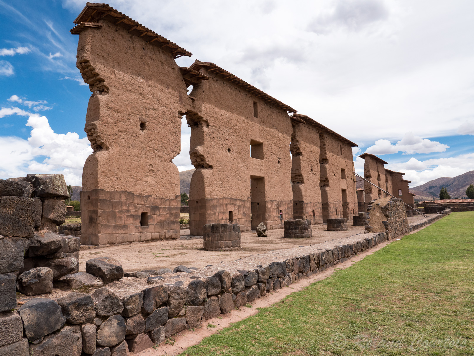 Site archéologique inca de Raqchi. Le temple de Wiracocha, est une construction grandiose , typique de l'architecture inca. Le mur central  atteint une hauteur de 12 mètres.