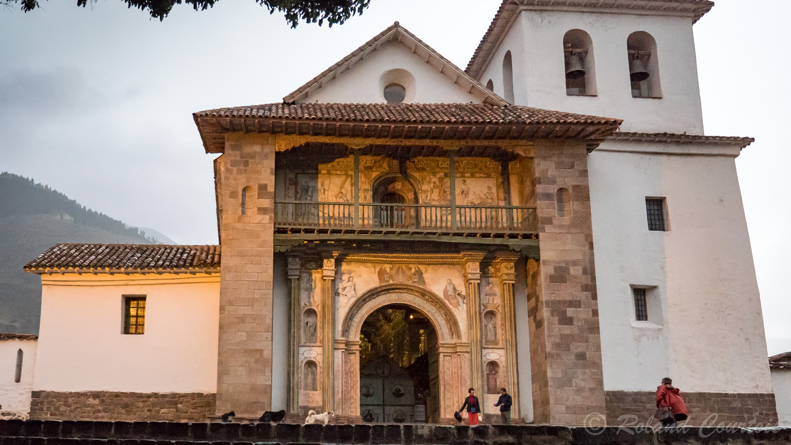 Halte au petit village d'Andahuaylillas pour voir sa ravissante église appelée la « chapelle Sixtine des Amériques » pour la richesse de sa décoration. L'extérieur appartient au style renaissance.