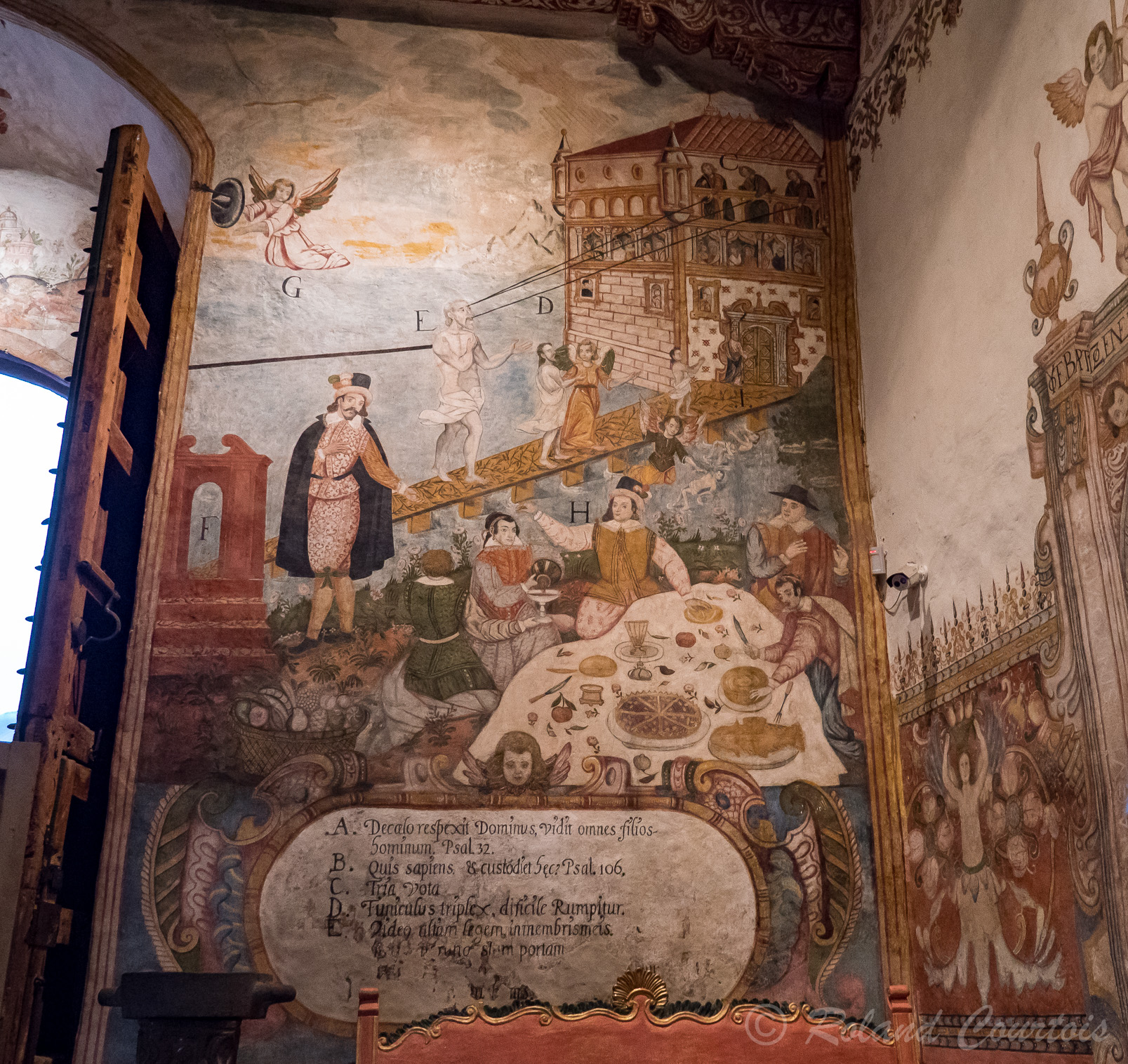 Dans cette église d'Andahuaylillas, le plus frappant  est sans nul doute la paire de fresques qui se trouvent des deux côtés de la porte d'entrée. Elles représentent les deux voies de l'existence : à droite la voie vers le Paradis.