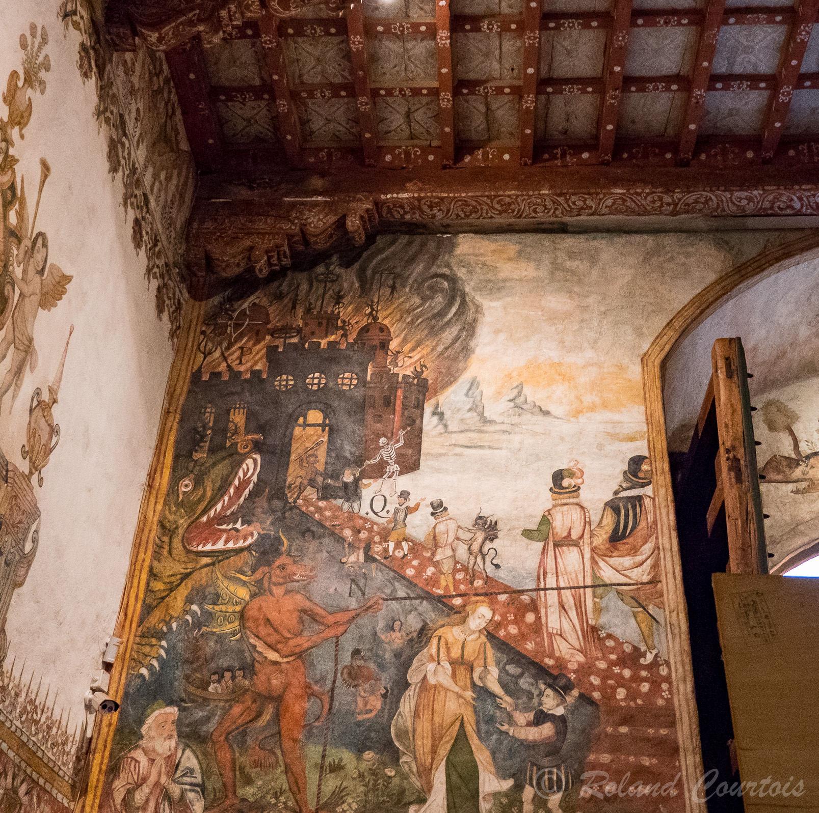 Dans cette église d'Andahuaylillas, le plus frappant  est sans nul doute la paire de fresques qui se trouvent des deux côtés de la porte d'entrée. Elles représentent les deux voies de l'existence : à gauche, le chemin facile qui conduit à l'enfer ....