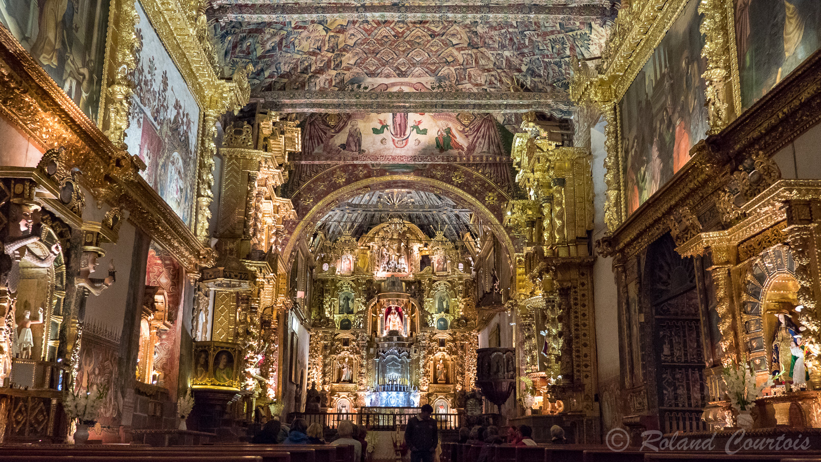 Halte au petit village d'Andahuaylillas. Cette église est l'un des exemples les plus beaux et les plus surprenants de l'art religieux populaire andin et une formidable démonstration de l'art baroque.