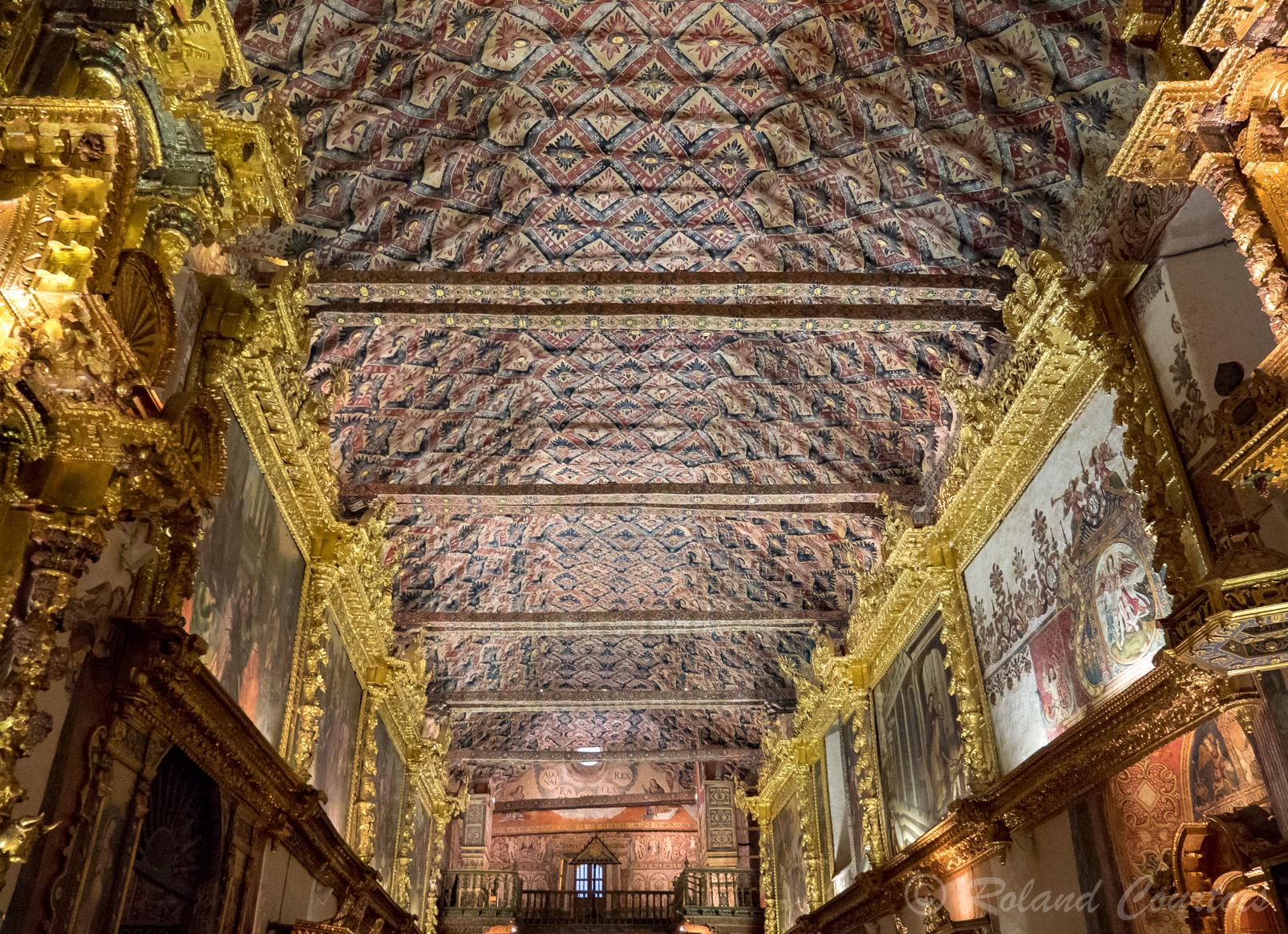 Le plafond est presque entièrement recouvert d'une décoration de style mudéjar et de motifs floraux.