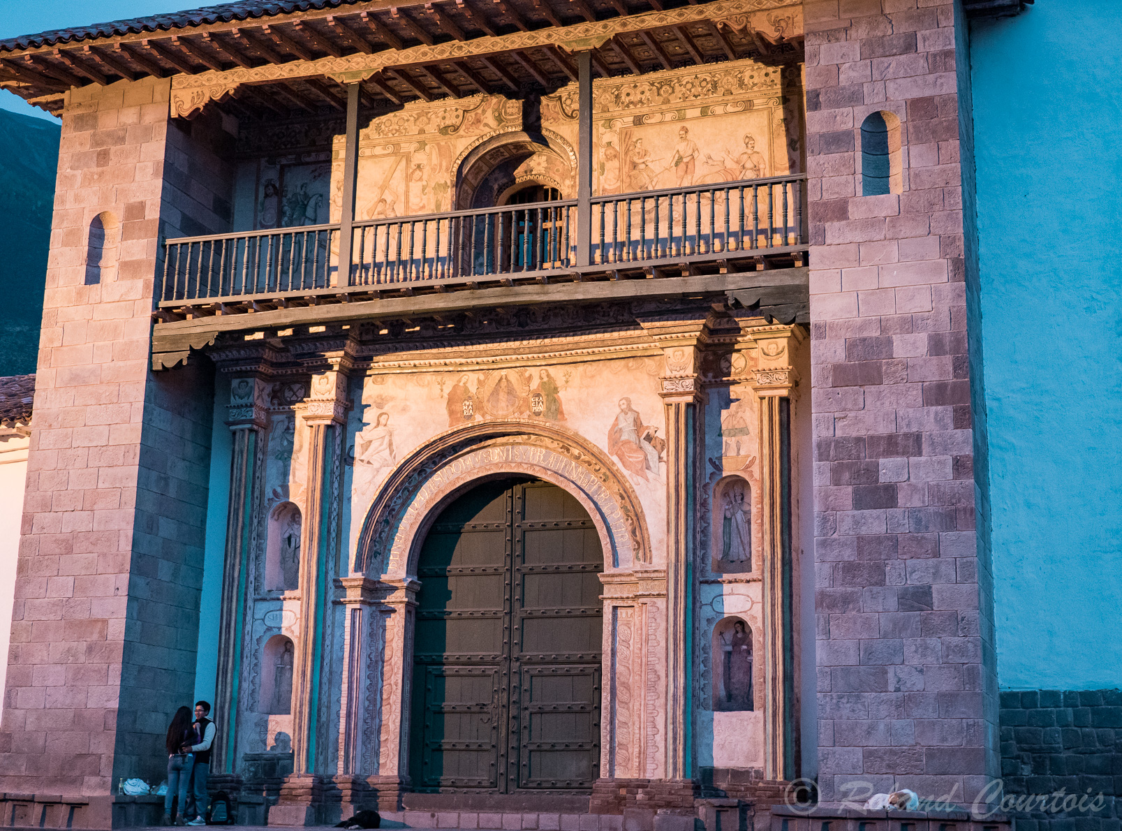 Halte au petit village d'Andahuaylillas pour voir sa ravissante église appelée la « chapelle Sixtine des Amériques » pour la richesse de sa décoration. L'extérieur appartient au style renaissance.