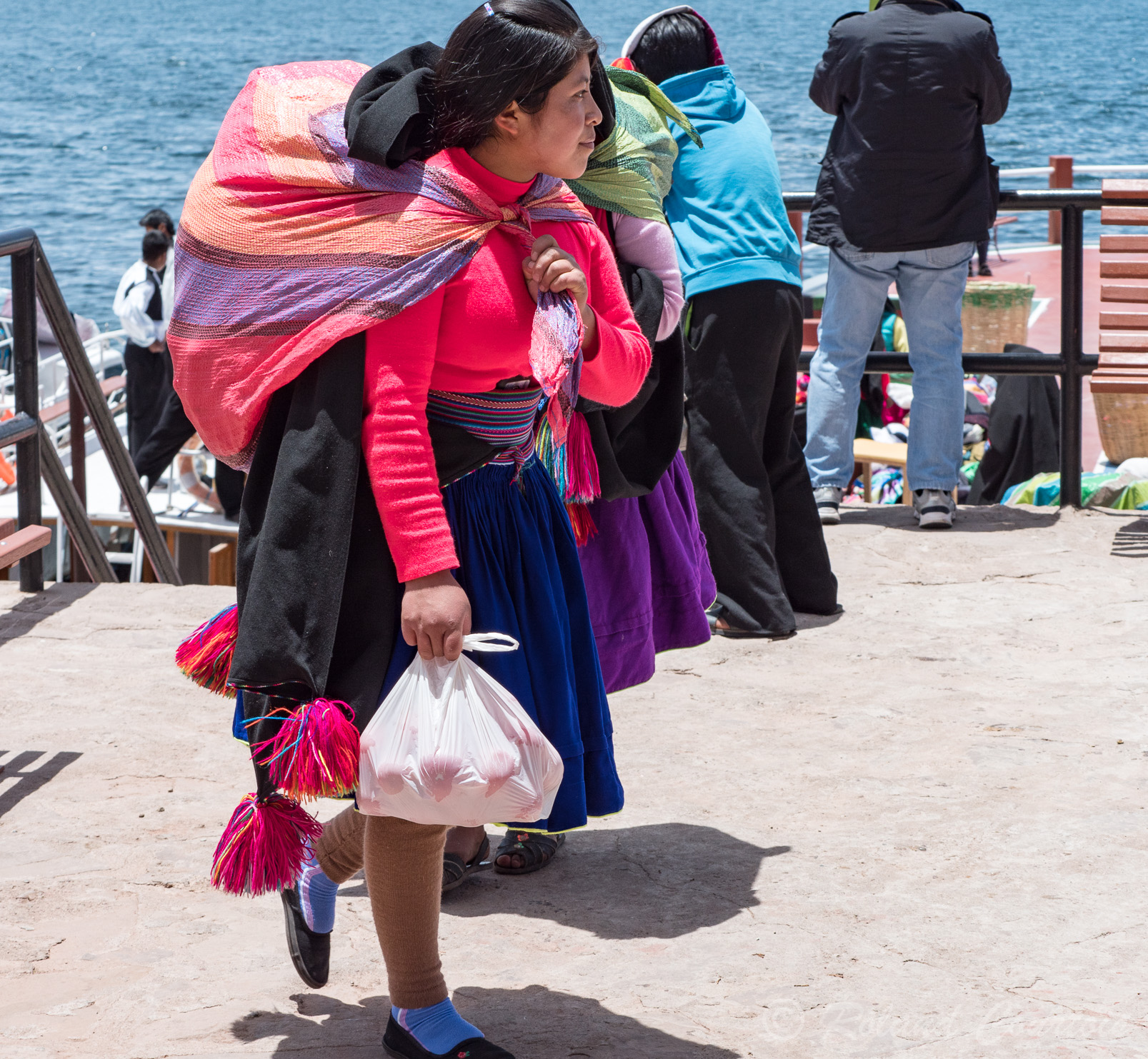 Débarcadère de l'île de Taquile au milieu du lac Titicaca. Sur cette île, les indigènes préservent leur mode de vie ancestral : coutumes et costumes sont les mêmes depuis des siècles