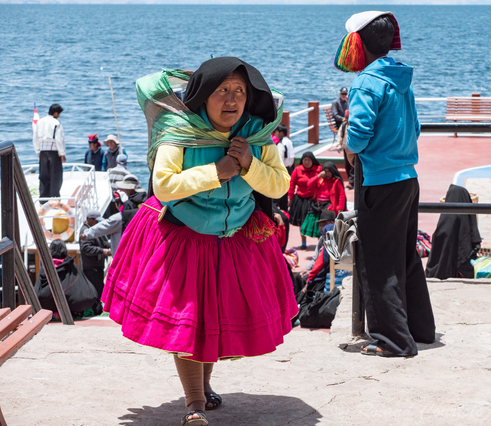 Débarcadère de l'île de Taquile au milieu du lac Titicaca. Sur cette île, les indigènes préservent leur mode de vie ancestral : coutumes et costumes sont les mêmes depuis des siècles