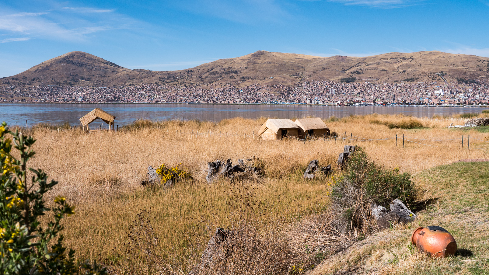 Au bord du lac Titicaca, s'étale la ville de Puno.