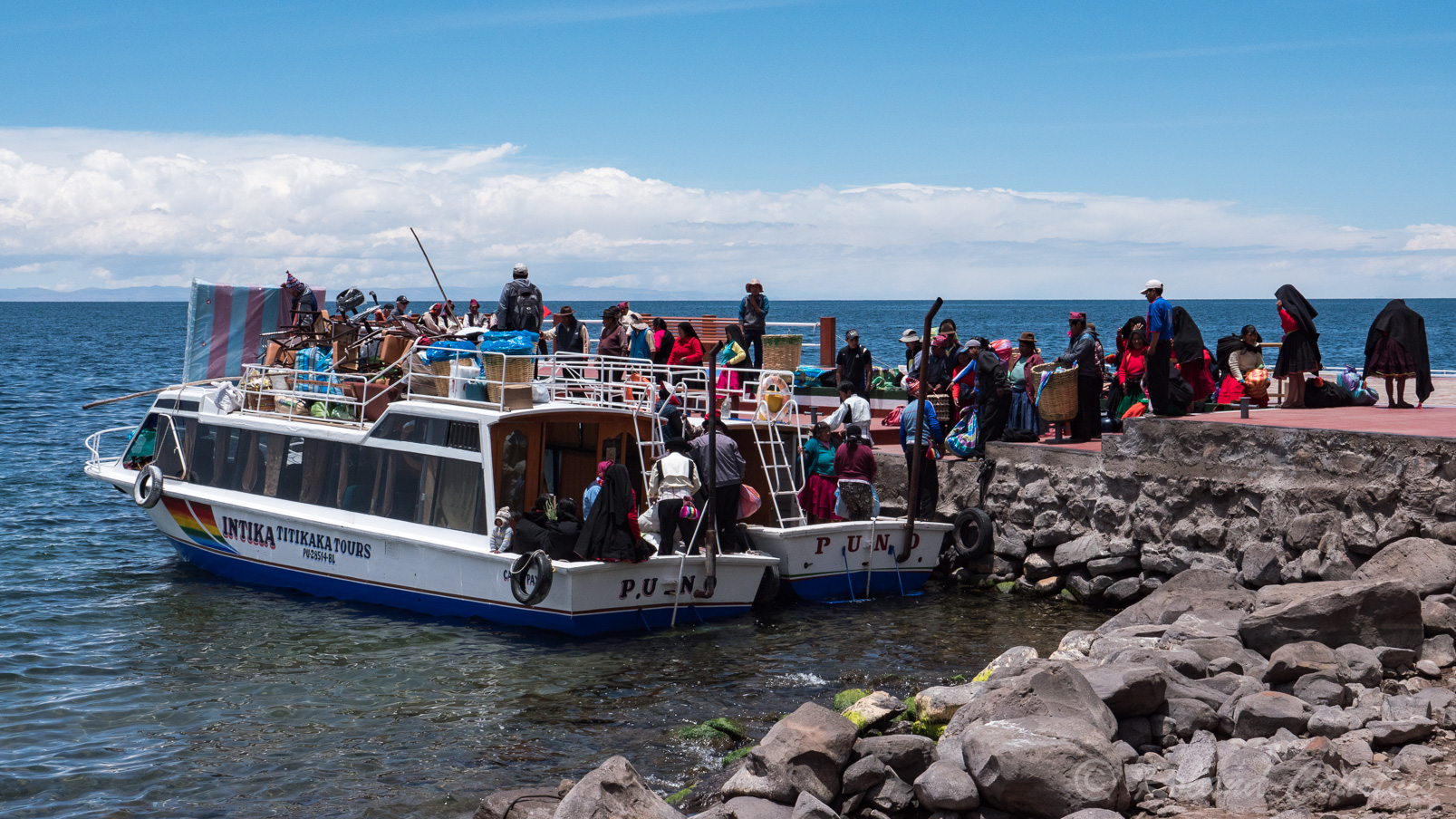 Débarcadère de l'île de Taquile au milieu du lac Titicaca.