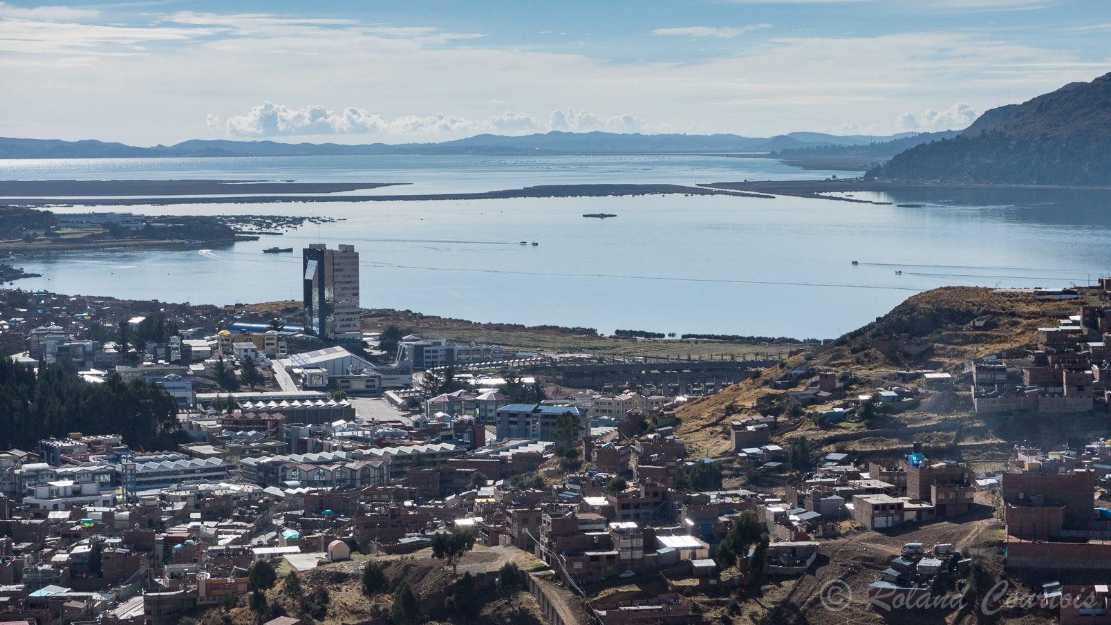 Au bord du lac Titicaca, Puno , ville de 100 000 habitantest la  porte d'entrée en Bolivie.