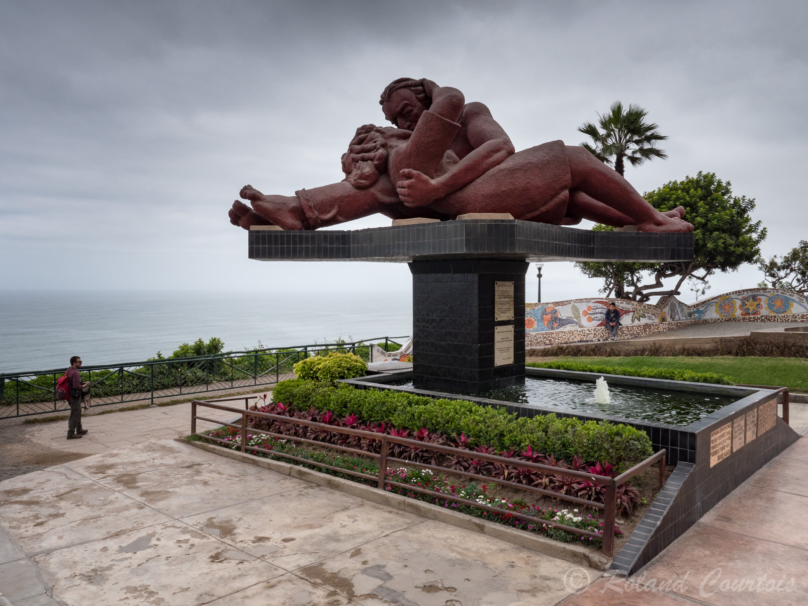 Sculpture dédiée à l’amour nommée El beso (Le Baiser) de l’artiste péruvien Victor Delfin.