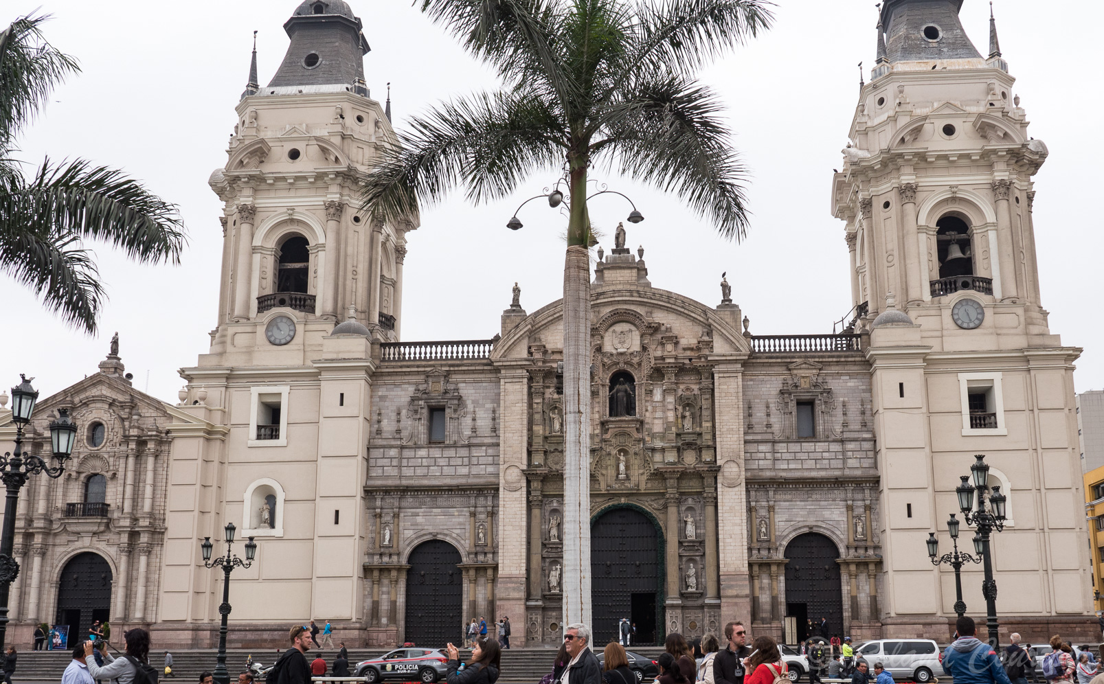 Place Majeur, cathédrale Saint Jean de Lima.