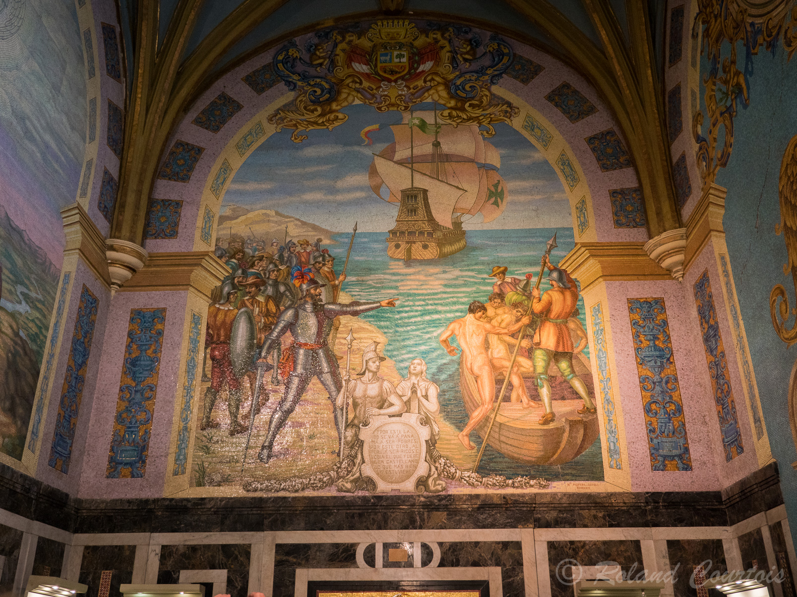 Place Majeur, cathédrale Saint Jean de Lima. Au-dessus du tombeau de Pizarro, une magnifique mosaïque raconte le renvoi des mutins vers l'Espagne.