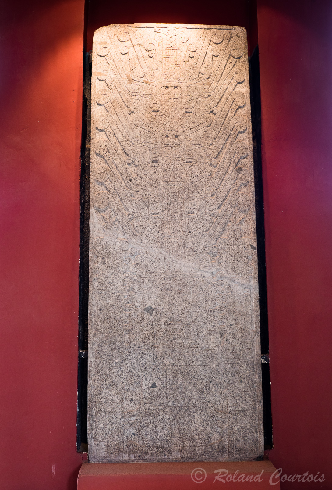 Musée Archéologique du Pérou, La Stèle Raimondi provient du centre cérémoniel de Chavin de Huantar. (1500 -500 avantJC) Ornée de serpents, condors et jaguars