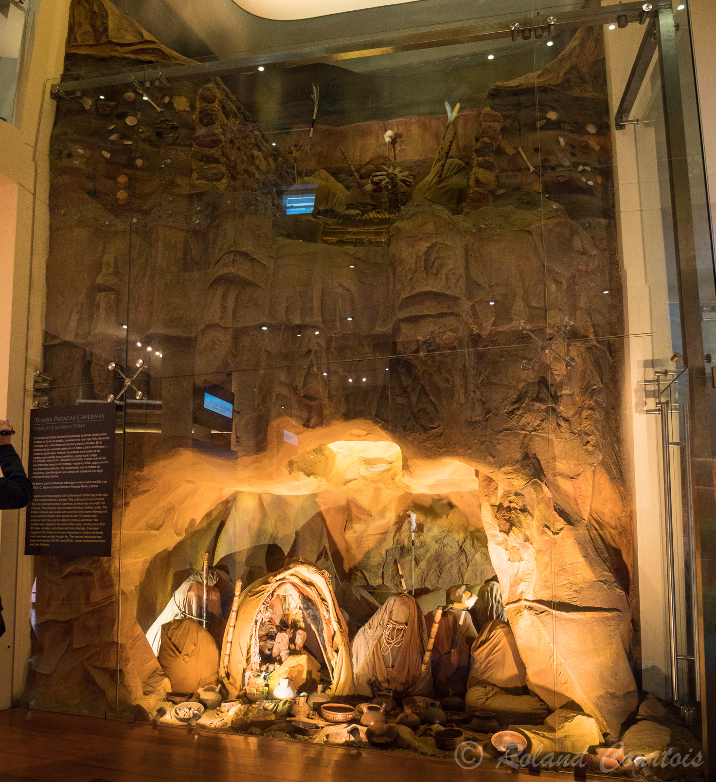 Musée Archéologique du Pérou. Tombe puit, dans lequel on descend les dépouilles momifiées.