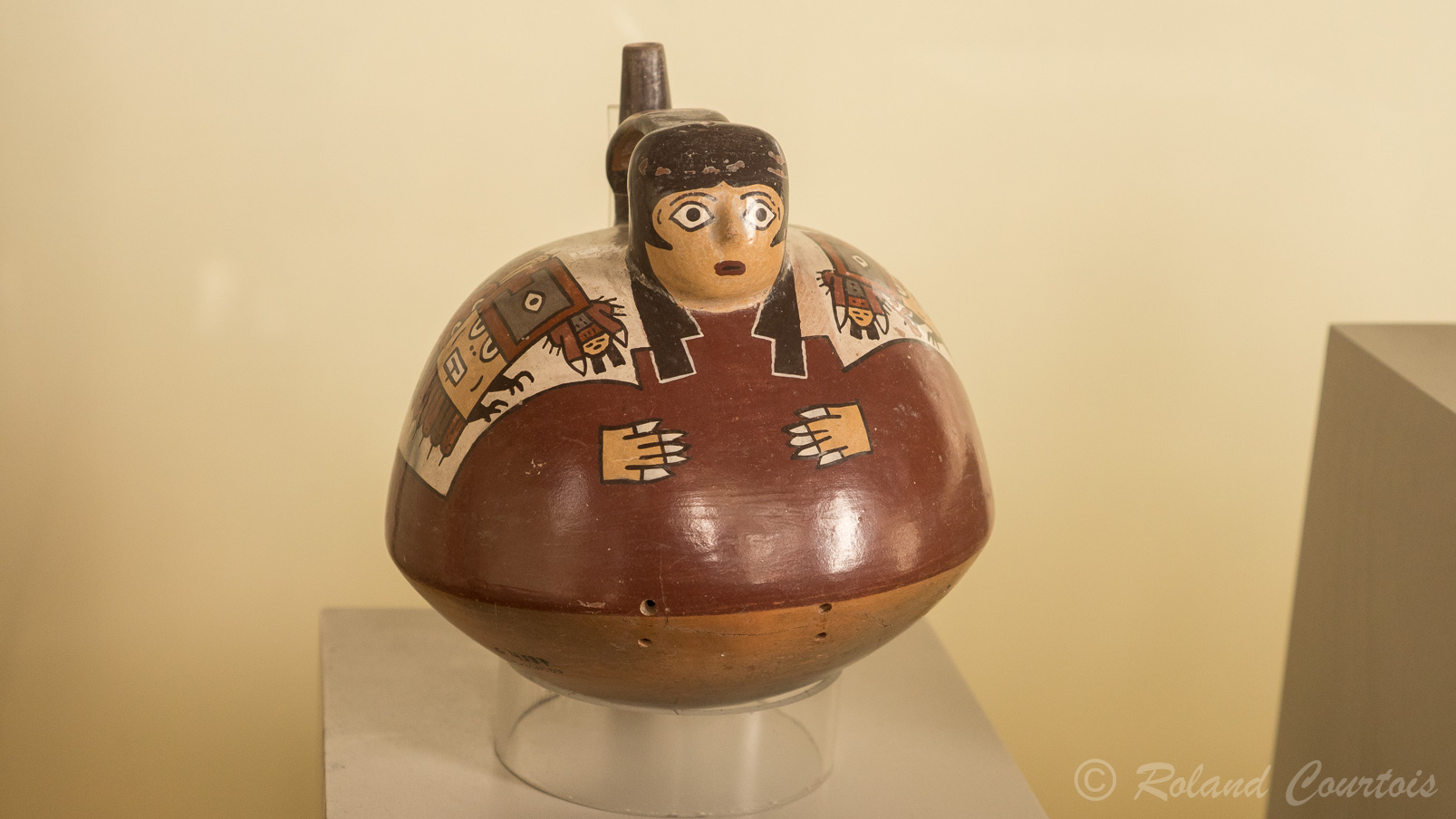 Musée Archéologique du Pérou, Céramiques de Nazca.  Contrairement aux Moches, les poteries des Nazcas se distinguaient par des motifs très fins, des thèmes naturalistes et une large palette de couleurs.
