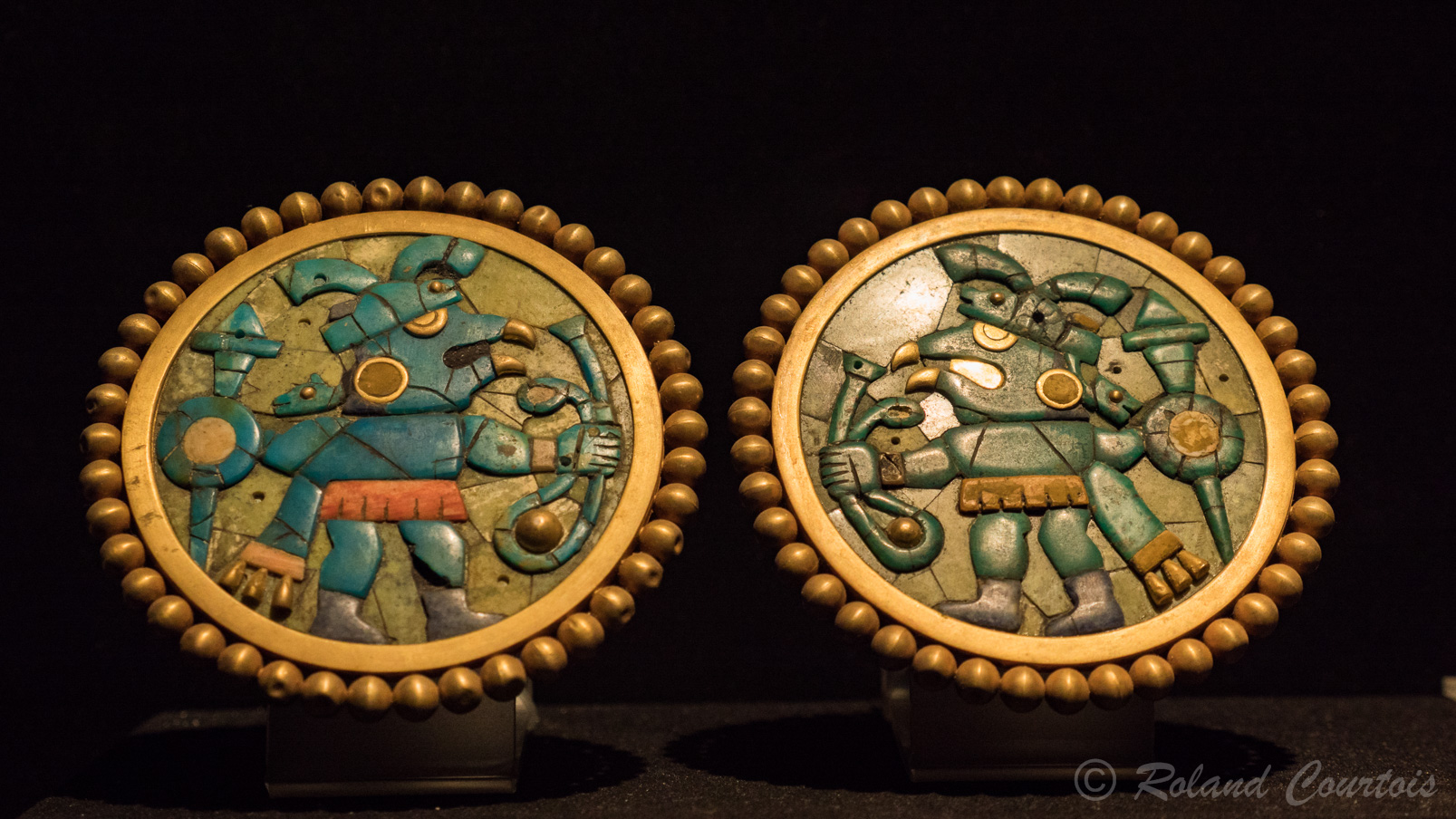 Musée Larco.  Boucles d'oreilles en or Mochica avec représentation d'oiseaux guerriers.