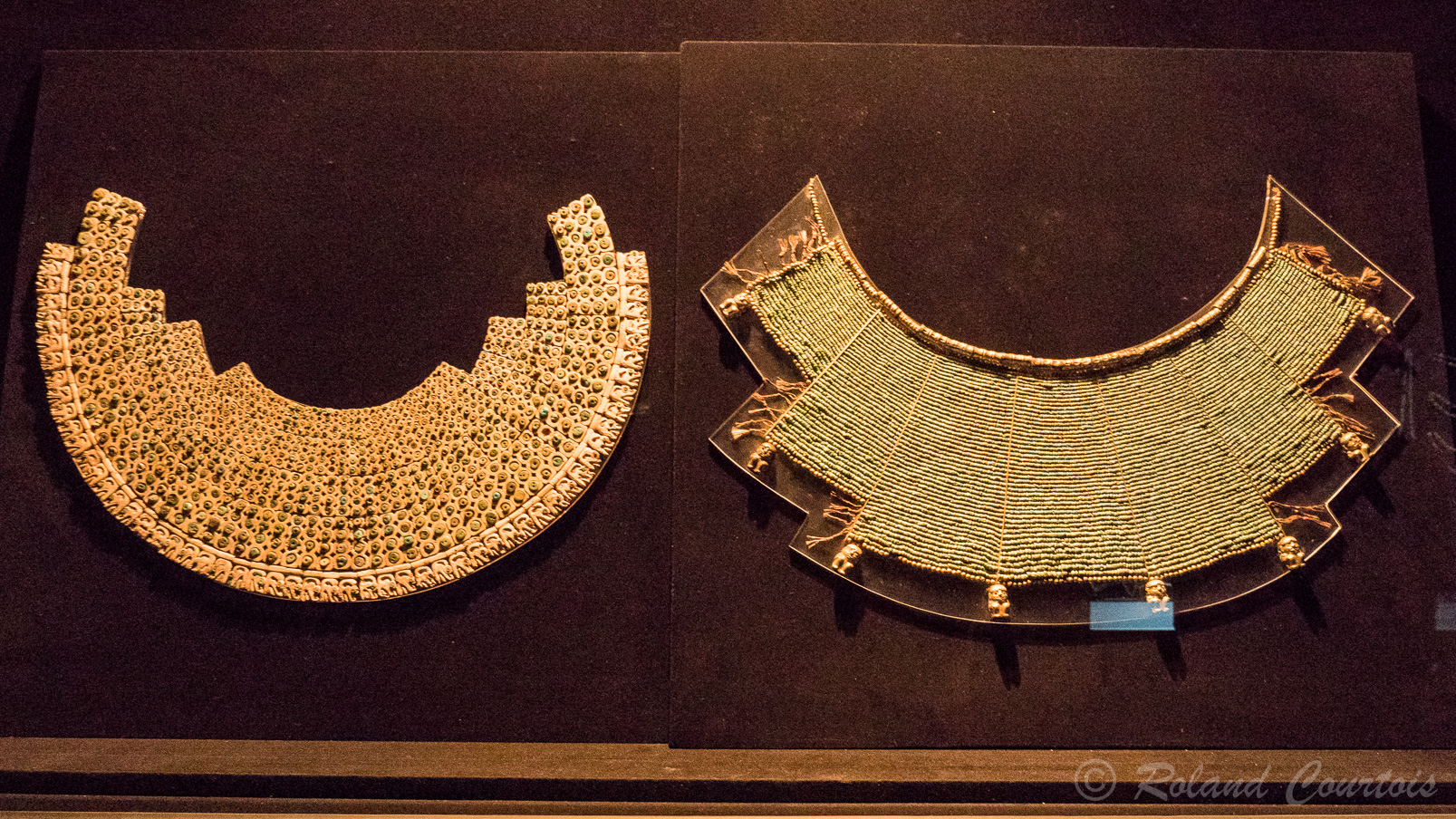 Musée Larco. Pectoral en coquillage et chrysocolle et pectoral Mochica de petites perles en turquoise et or