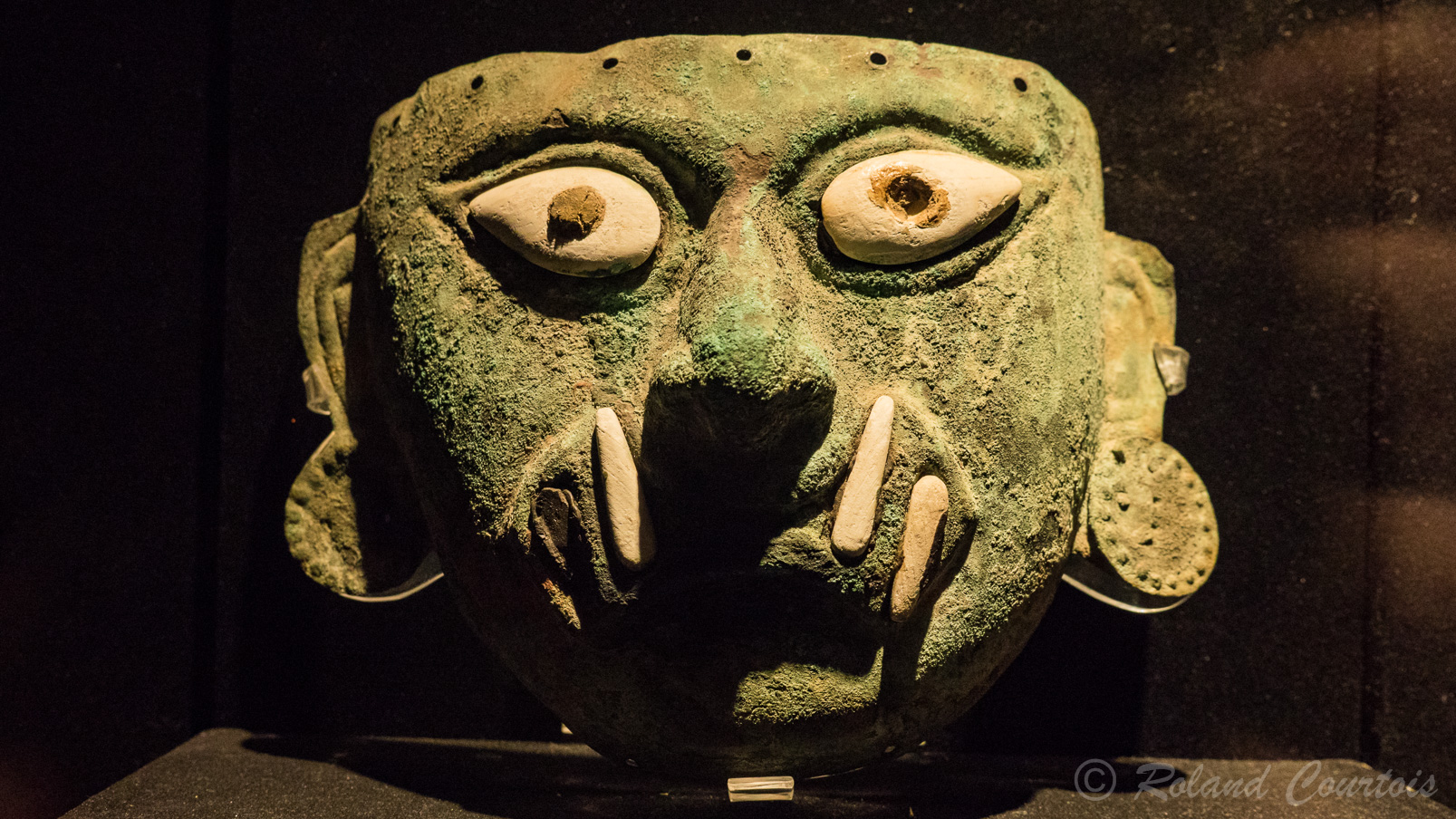Musée Larco. Masque funéraire Mochica en cuivre représentant le dieu Ai Apaec.