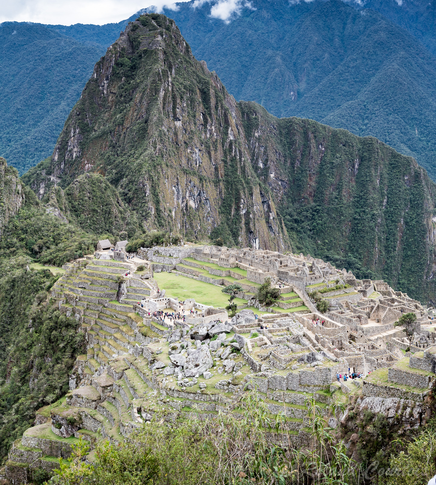 Machu Pichu, Des dizaines de terrasses de pierre, des maisons en ruine, des palais et des temples (pas moins de 260 monuments…) sont étagés sur 700 mètres de long et 500 mètres de large.