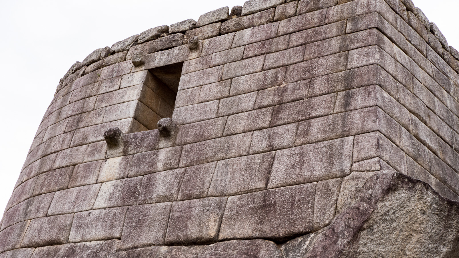 Machu Pichu, Le Temple du Soleil de structure semi-circulaire était un observatoire astronomique, servant à établir le calendrier