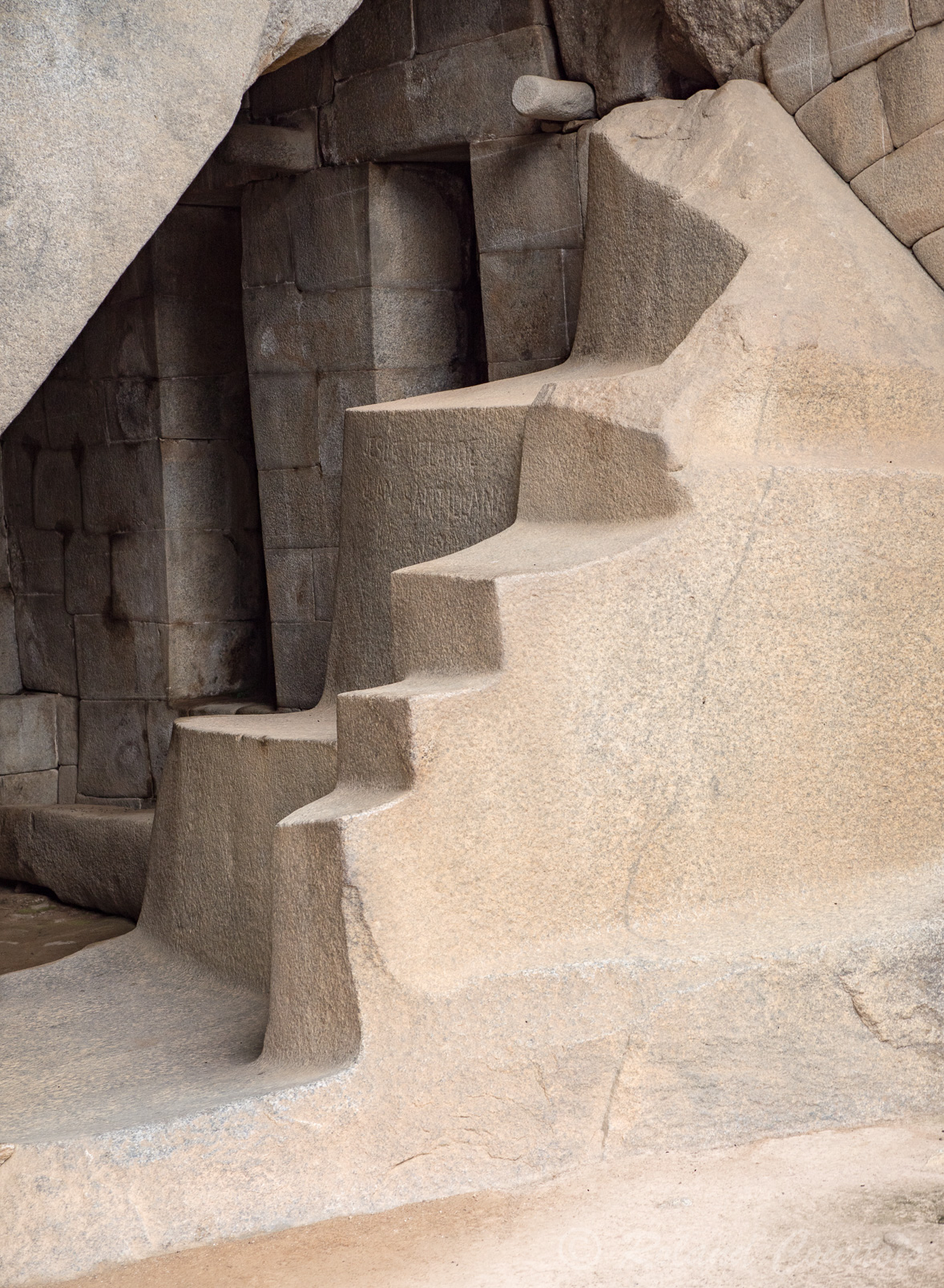 Machu Pichu, La Tombe Royale située sous le Temple du Soleil, il s'agissait probablement d'un temple dédié à la Mère Terre ou Pache Mama.  La qualité des finitions architecturales respire l'harmonie et une parfaite complémentarité entre la nature et le travail de l'homme.