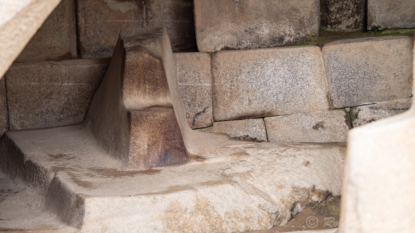 Machu Pichu, La Tombe Royale située sous le Temple du Soleil, il s'agissait probablement d'un temple dédié à la Mère Terre ou Pache Mama. Cette sculpture démontre que ce fut un lieu cérémoniel.