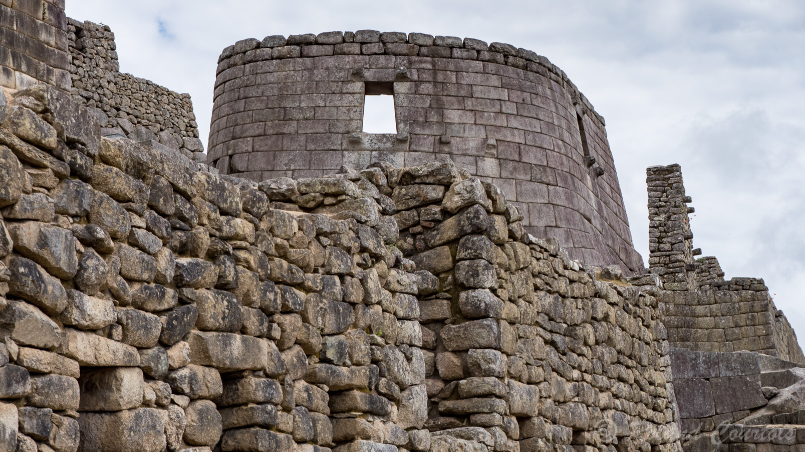Machu Pichu, Le Temple du Soleil de structure semi-circulaire était un observatoire astronomique, servant à établir le calendrier
