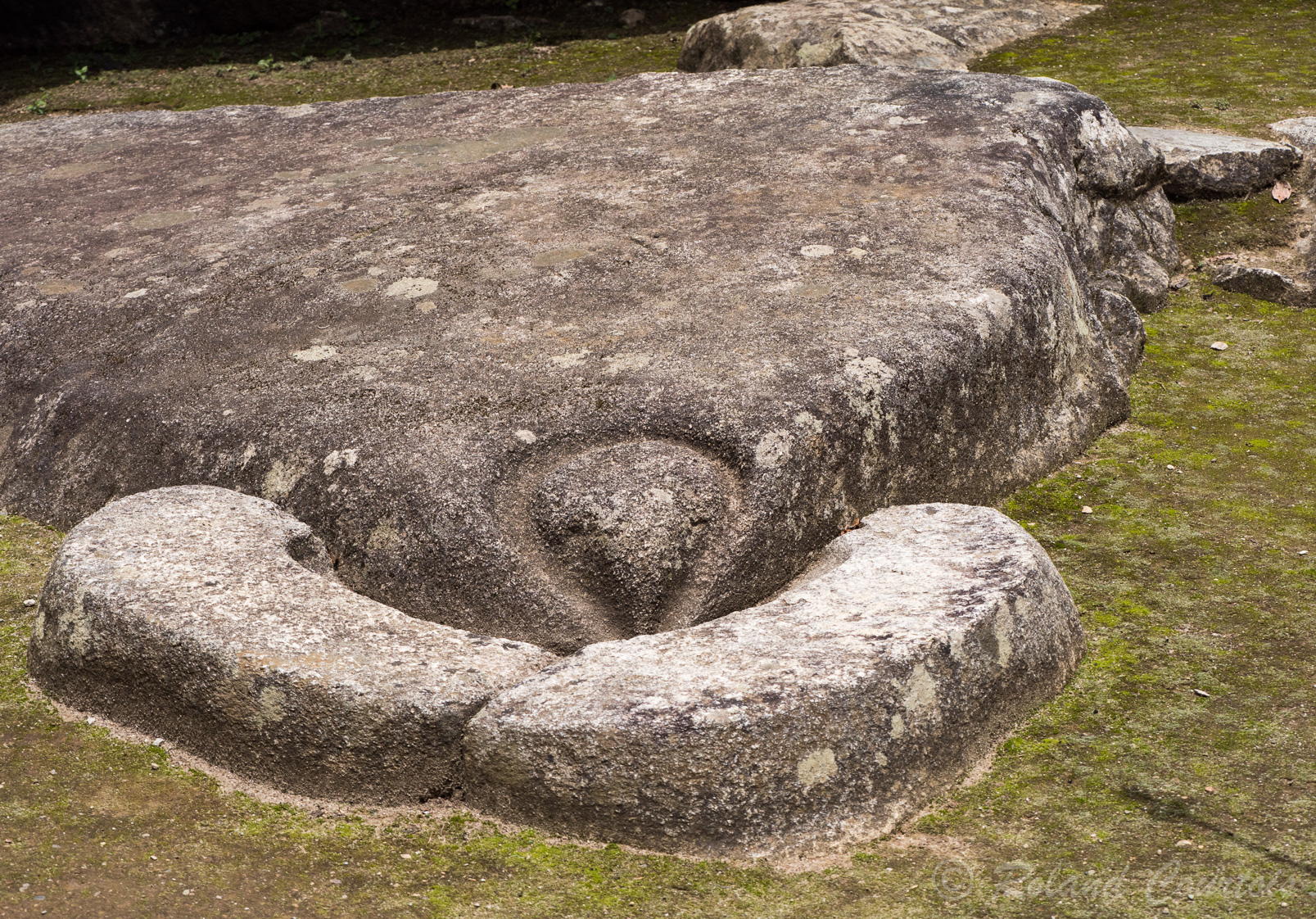 Machu Pichu. Le temple du Condor. La tête et le cou d'un condor sont sculptés dans un afleurement rocheux.