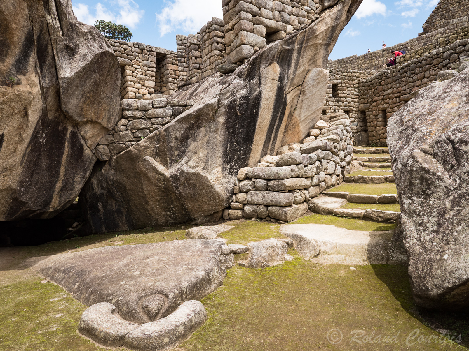 Machu Pichu. Le temple du Condor. La tête et le cou d'un condor sont sculptés dans un afleurement rocheux.