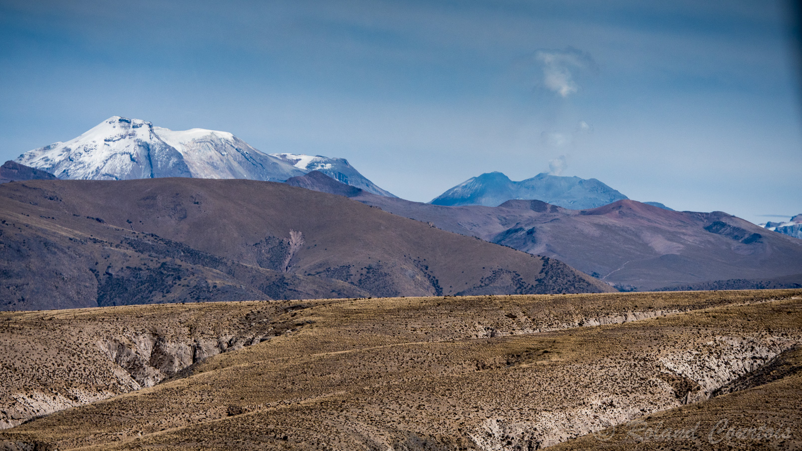 Au cœur des Andes péruviennes, la route contourne le volcan Misti (5 825 mètres d'altitude)