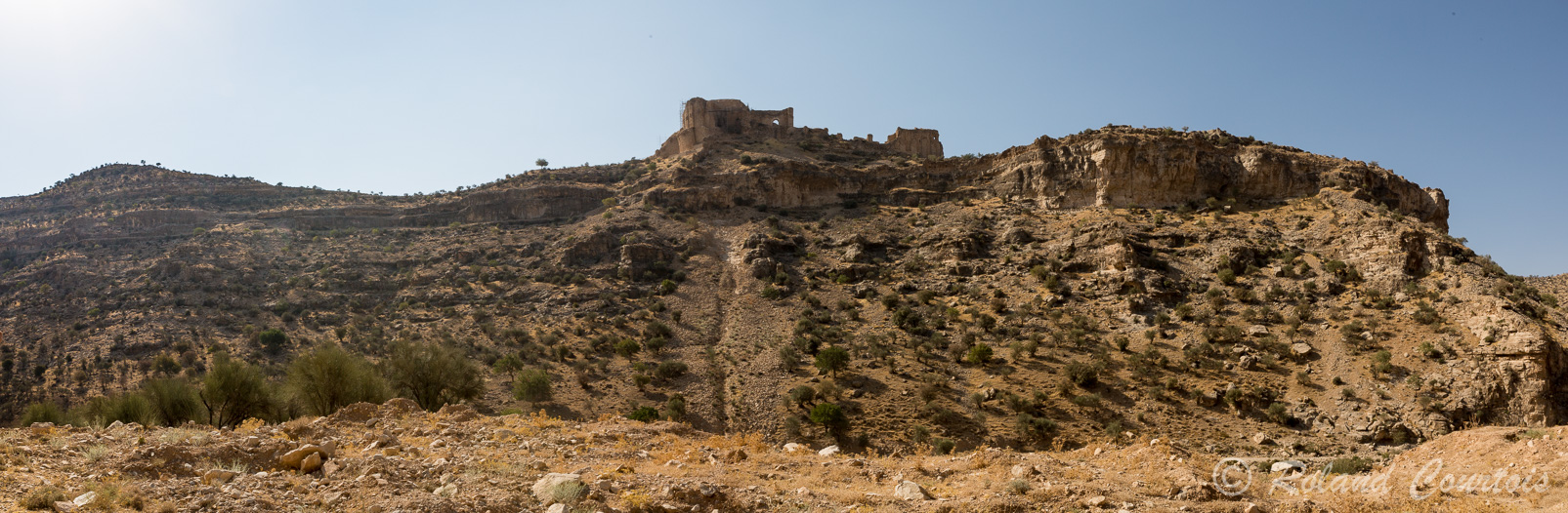 Une gorge impressionnante est dominée par les fortifications d’un château sassanide, le Qala-ye Dokhtar (Château de la Fille), attribué à Ardéshir Ier.