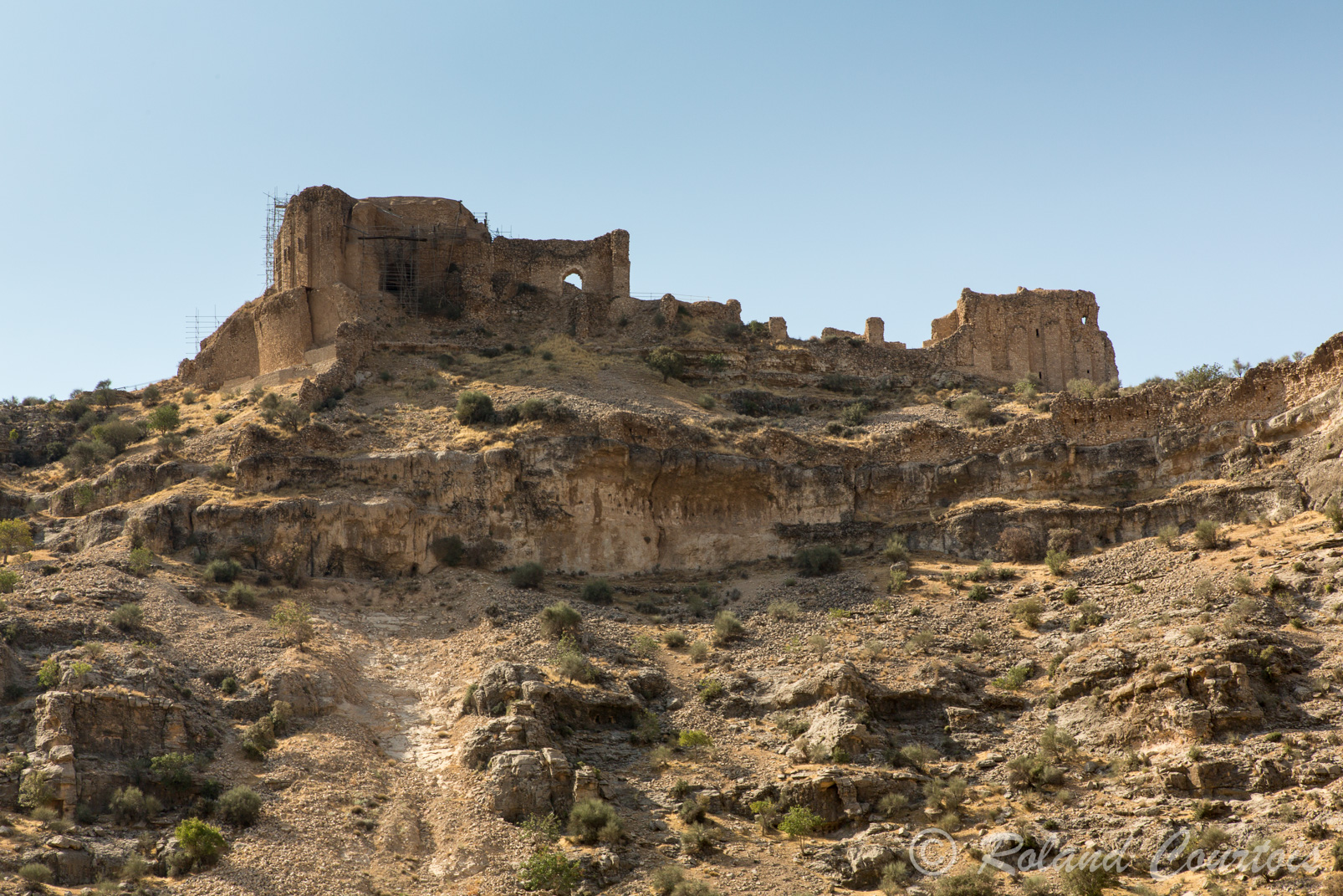 Une gorge impressionnante est dominée par les fortifications d’un château sassanide, le Qala-ye Dokhtar (Château de la Fille), attribué à Ardéshir Ier.