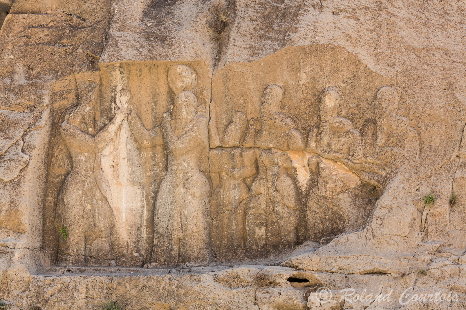 Un peu plus loin, ce bas-relief représente l’investiture d’Ardéshir Ier, accompagné de son fils Shâpur.