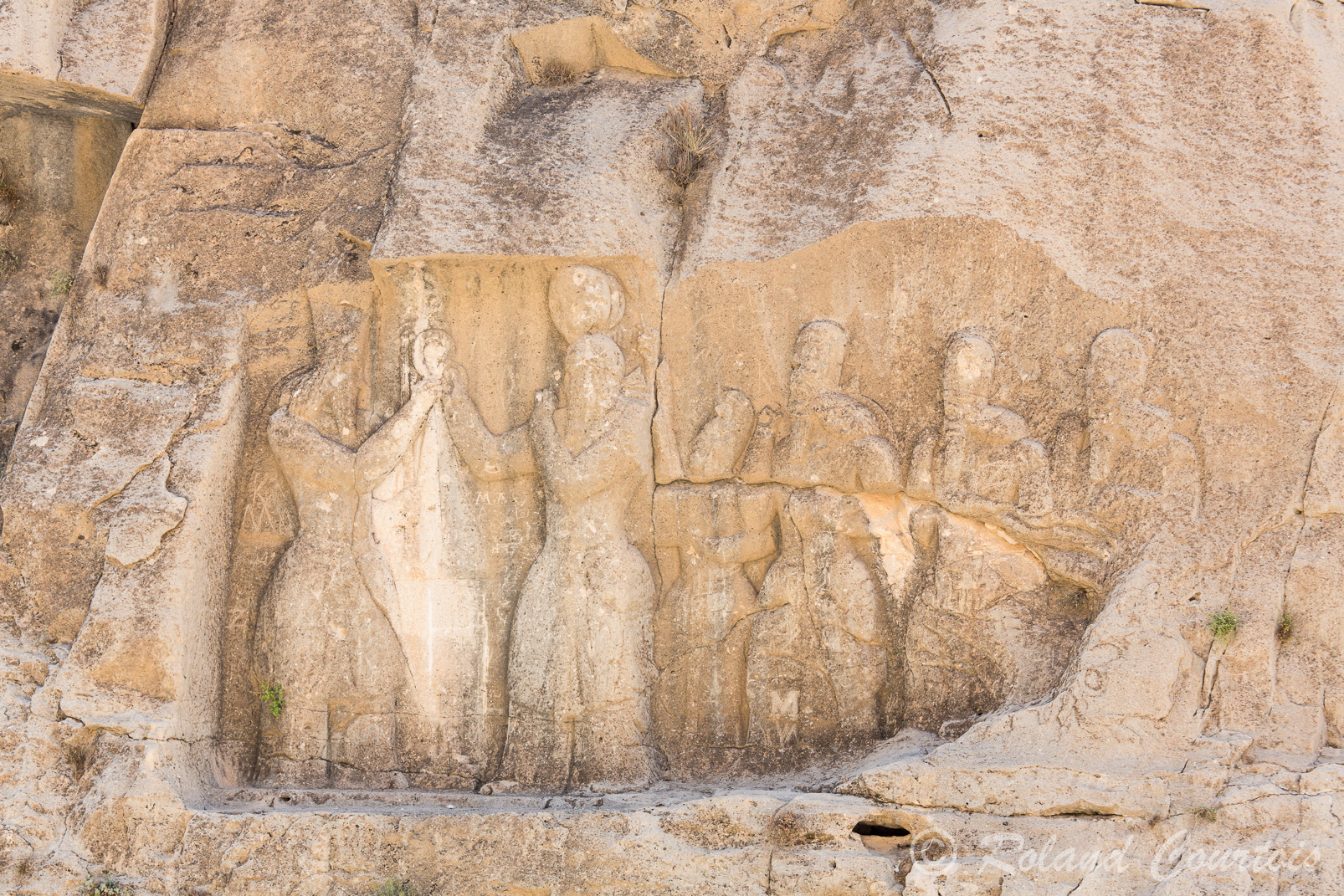 Un peu plus loin, ce bas-relief représente l’investiture d’Ardéshir Ier, accompagné de son fils Shâpur.